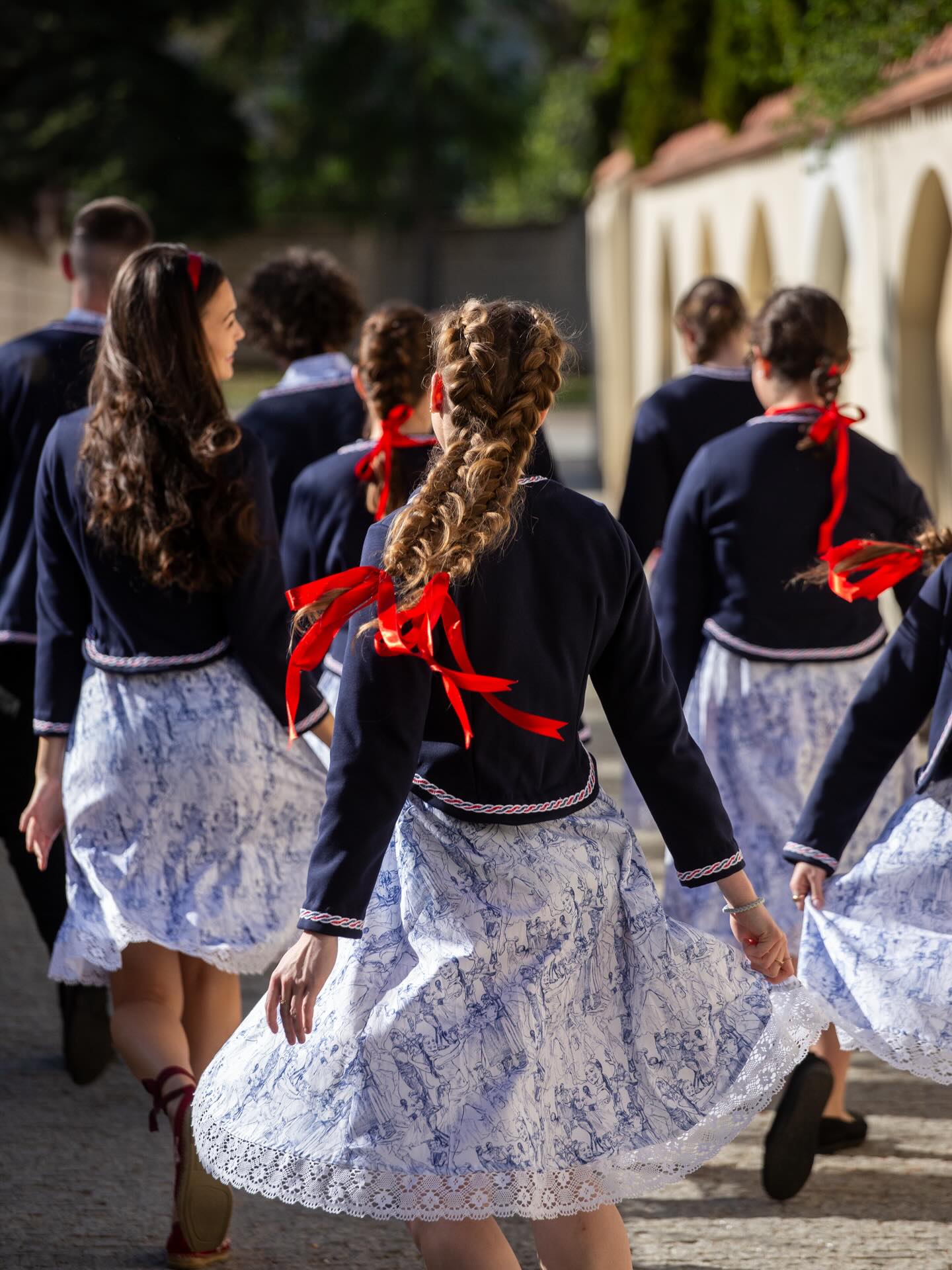 Dnes slaví Tradice narozeniny, a my vám chceme u této láskomájové příležitosti představit kolekci FOLKLORIKA na oficiálních fotografiích.
Nadační fond Folklorika podporuje živé lidové tradice a kulturní dědictví napříč generacemi. Jeho posláním je uchovávat, rozvíjet a zpřístupňovat folklor v jeho autentické i současné podobě – prostřednictvím podpory folklorních souborů, vzdělávacích aktivit, řemeslných projektů a kulturních akcí. Fond propojuje komunitu lidí, kteří věří, že kořeny kultury mají místo i v dnešním světě – nejen na jevišti, ale i v každodenním životě.
Součástí kolekce jsou tradiční lidová řemesla z dílny @tkalcovna a @moraviaflor , stovky metrů paličkované krajky @topak_lace, autorský vzor jsem vytvářela v terénu a potisknout nechala ve Dvoře Králové. Tuzemská je celá výroba, včetně pásků, kšand, podkolenek 😊, knoflíků a samozřejmě šití.
Slavnostně bude kolekce představena v Praze v polovině května, kde živě vystoupí s Folklorikou Sophi, která společně s dětmi skladbu i nahrála. Máme se na co těšit, teda já se těším určitě moc.
Děkuji za tuto krásnou spolupráci a za všechny krásné lidi, které díky ní znám a kteří se na výsledku jakkoli podílí.