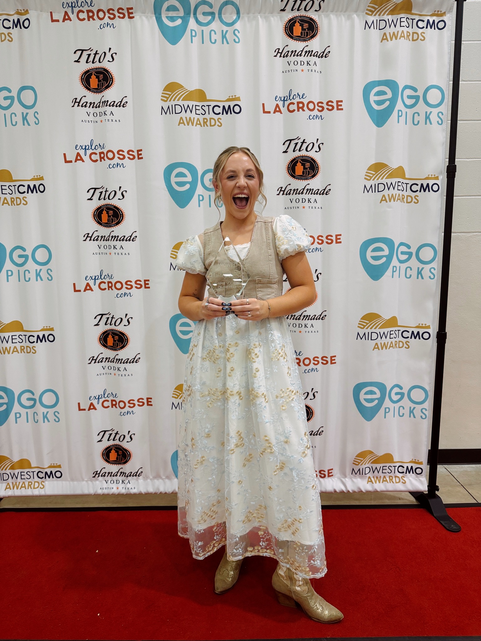 your 2025 FEMALE VOCALIST of the year! First off, I just wanna say how honored I was to see the initial nominations with @rachelnealmusic , @kaylynsahs , @lolablumusic , and @thechloeraye all in this category. And, I want to give them a shout out as well as say how inspiring it is to be surrounded by hard working, dedicated, and extremely talented women in country! This one is for all of us, and to every single one of you who support us independent artists. You come to the shows, you buy the tickets, you buy the merch, and you help us reach our goals. And thank you to the @midwestcmo for giving us an organization where we can lean on one another and grow together!🩷