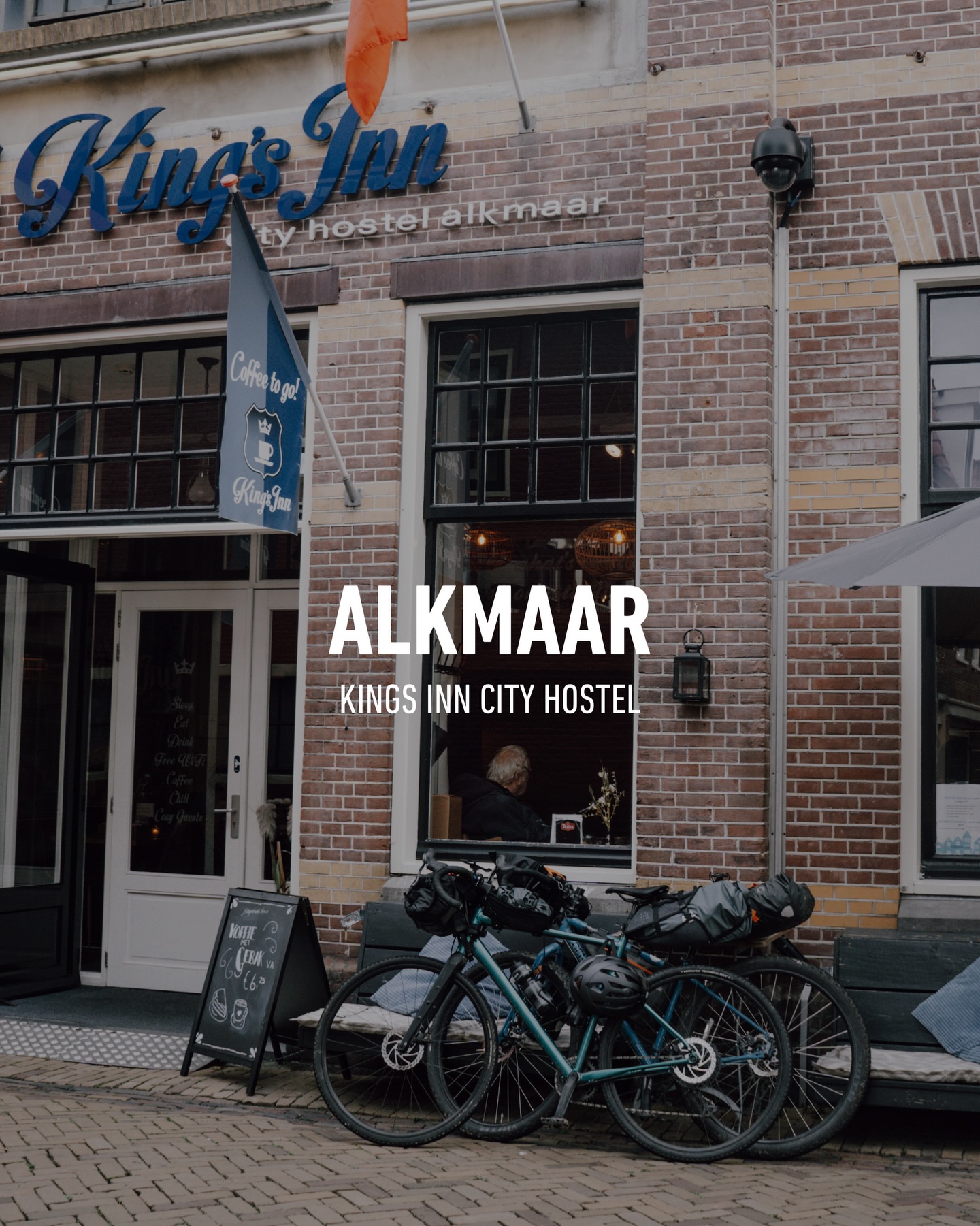 Bike into Alkmaar and you’ll probably want to stay a bit longer… 🚲
@alkmaarkingsinn is right in the old city, in a historic building that’s now a hostel & hotel!
You can choose between dorms or private rooms, all with their own bathroom. Downstairs there’s a relaxed bar and brasserie to grab a drink or bite after a day out.
The cheese market 🧀, canals and cafés are all just a short walk away!
#alkmaar #hostel #bikepackingholland #kingsinn