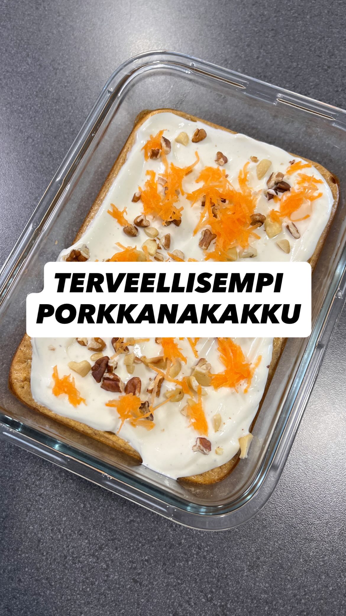 Proteiinipitoinen porkkanakakku! 🥕💪
Tarvitset:
🔸 2 kananmunaa
🔸 100 g raejuustoa (2 %)
🔸 150 g kreikkalaista jogurttia (0 %)
🔸 1–2 dl porkkanaraastetta
🔸 1 dl kaurahiutaleita
🔸 1,5 tl kanelia
🔸 1 tl leivinjauhetta
🔸 2 rkl agavesiirappia tai hunajaa
Kuorrute:
🔸 150 g kevyt tuorejuustoa
🔸 100 g vaniljarahkaa
🔸 Muutama pekaanipähkinä murskattuna
Valmistus:
Sekoita kananmunat ja kreikkalainen jogurtti.
Lisää kuivat aineet ja sekoita.
Lisää porkkanaraaste.
Paista uunissa 180 °C noin 30 min.
Anna kakun jäähtyä kunnolla, lisää kuorrute ja ripottele päälle pekaanipähkinät sekä halutessasi hieman porkkanaraastetta.
Laita hetkeksi jääkaappiin.
Kylmänä maistuu vielä paremmalta! 😋
4 palaa
P: 20g, HH: 16g, R: 9g / pala
235 kcal
Tallenna resepti ja jaa kaverille! ✨
Ota tili seurantaan, jos terveellisemmät herkut ja ruokareseptit kiinnostavat! ✅
Hyvää vappua! 🥳
#terveellisempiherkku #porkkanakakku #jälkiruoka #reseptit #hyvinvointi