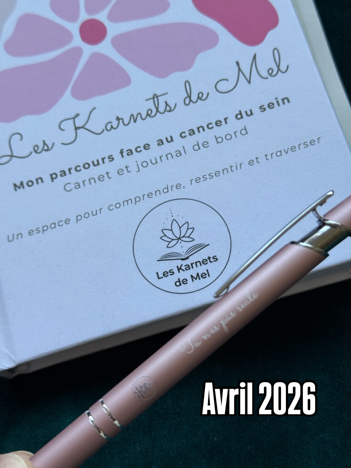 Avril 2026
Les Karnets de Mel circulent 💓
Je re-noue grâce à la nouvelle couronne @lesfranjynes 🎀
Les rencontres se multiplient ✨
La nature nous offre toute sa beauté 🌸
Je prends soin de moi 🧘🏻♀️
Je fais des choix 💥
En vrai c’était intense 🔥
#leskarnetsdemel #estimedesoi #cancerdusein