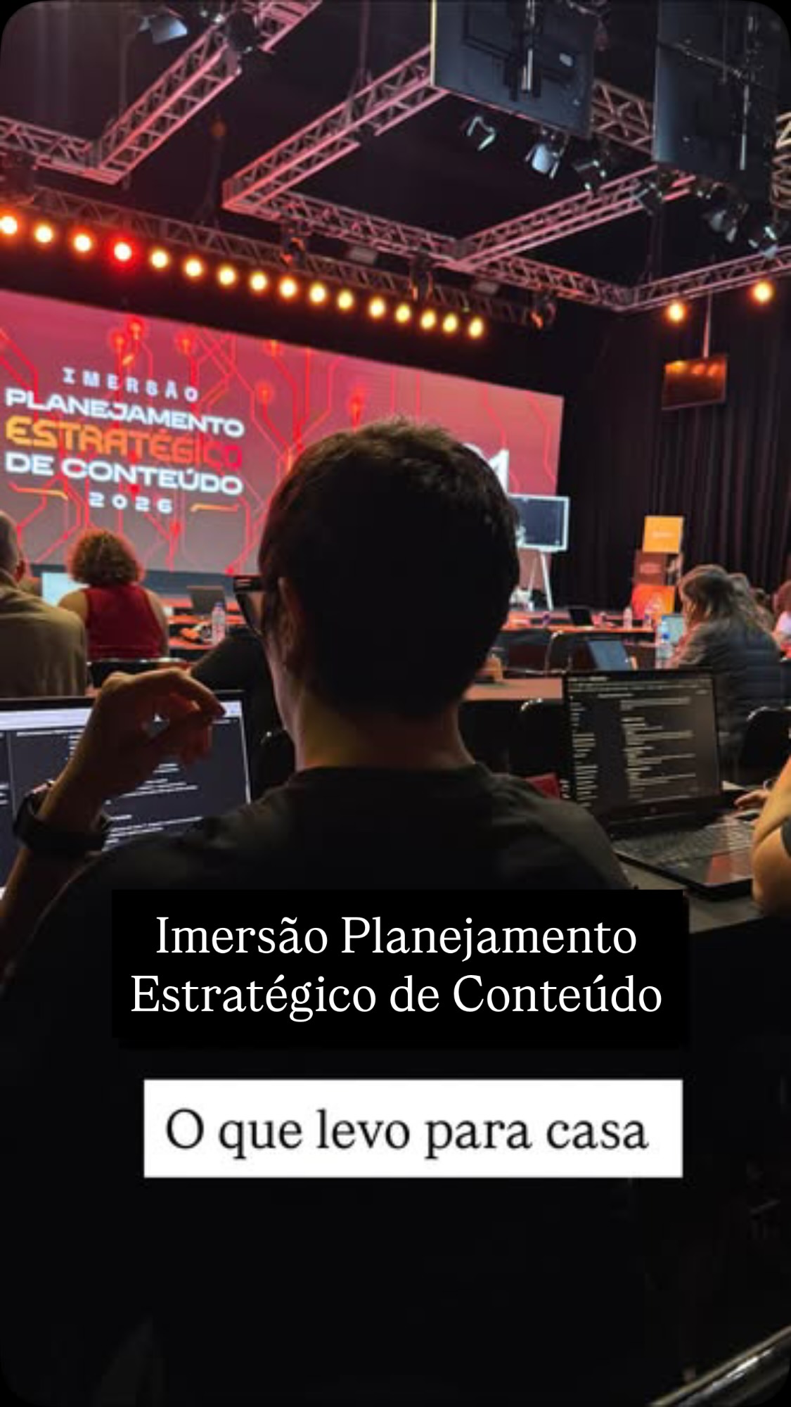 Clareza não nasce de mais ideias de posts.
Nasce quando você mergulha no seu próprio negócio e começa a entender o que sustenta a sua comunicação.
Depois de participar da Imersão de Planejamento Estratégico de Conteúdo com o @rafaelkiso uma coisa ficou ainda mais evidente para mim: quando você entende seu DNA de marca, seus territórios, seus temas centrais, seu cliente ideal e sua Brand Persona, o conteúdo deixa de ser tentativa e passa a ter direção.
Você começa a perceber o que precisa repetir.
O que precisa aprofundar.
O que precisa parar de comunicar.
E o que conecta sua trajetória à percepção de valor que você quer construir.
É isso que estou levando para minhas mentoradas: ferramentas para transformar experiência em clareza para que consigam se comunicar com mais estratégia e segurança.
Porque postar mais não resolve uma mensagem confusa.
Antes de buscar frequência, é preciso entender o que sua comunicação precisa sustentar.