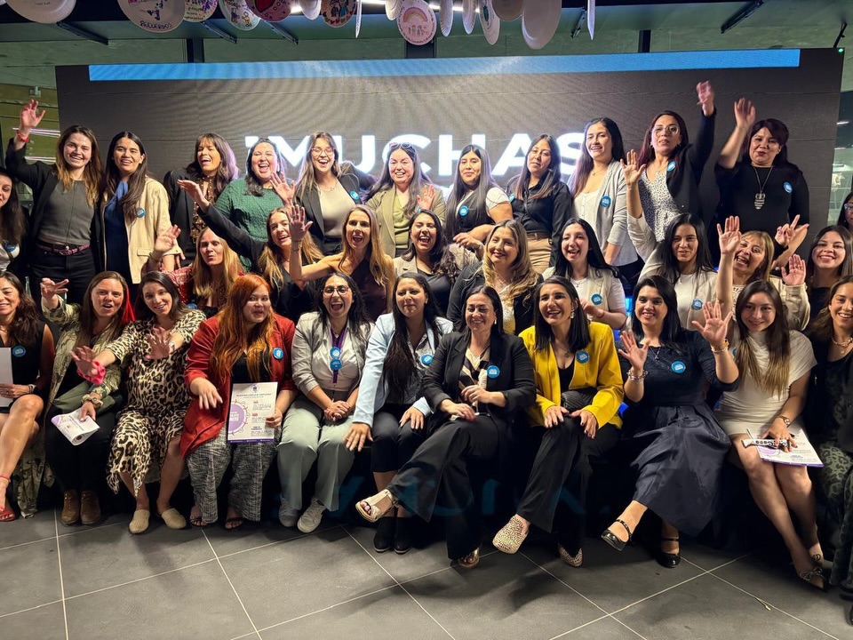 ¿Qué es lo que realmente construye un país? 🇨🇱✨
En Fundación Familias Primero sabemos que el motor más fuerte es el compromiso de quienes ponen el corazón en cada visita, en cada tutoría y en cada material entregado.
Hoy, en el Día Internacional del Trabajo, queremos hacer una pausa para decir: ¡GRACIAS EQUIPO! 🧡
A nuestras tutoras, coordinadores, administrativos y a cada persona que forma parte de esta gran familia: su labor no es solo un “empleo”. Es la convicción de que la educación temprana puede cambiar el destino de un niño.
Ustedes son la prueba de que el trabajo con propósito es el que realmente deja huella. ¡Feliz día a todos los que trabajan por un Chile más justo y con igualdad de oportunidades! 🚀💪