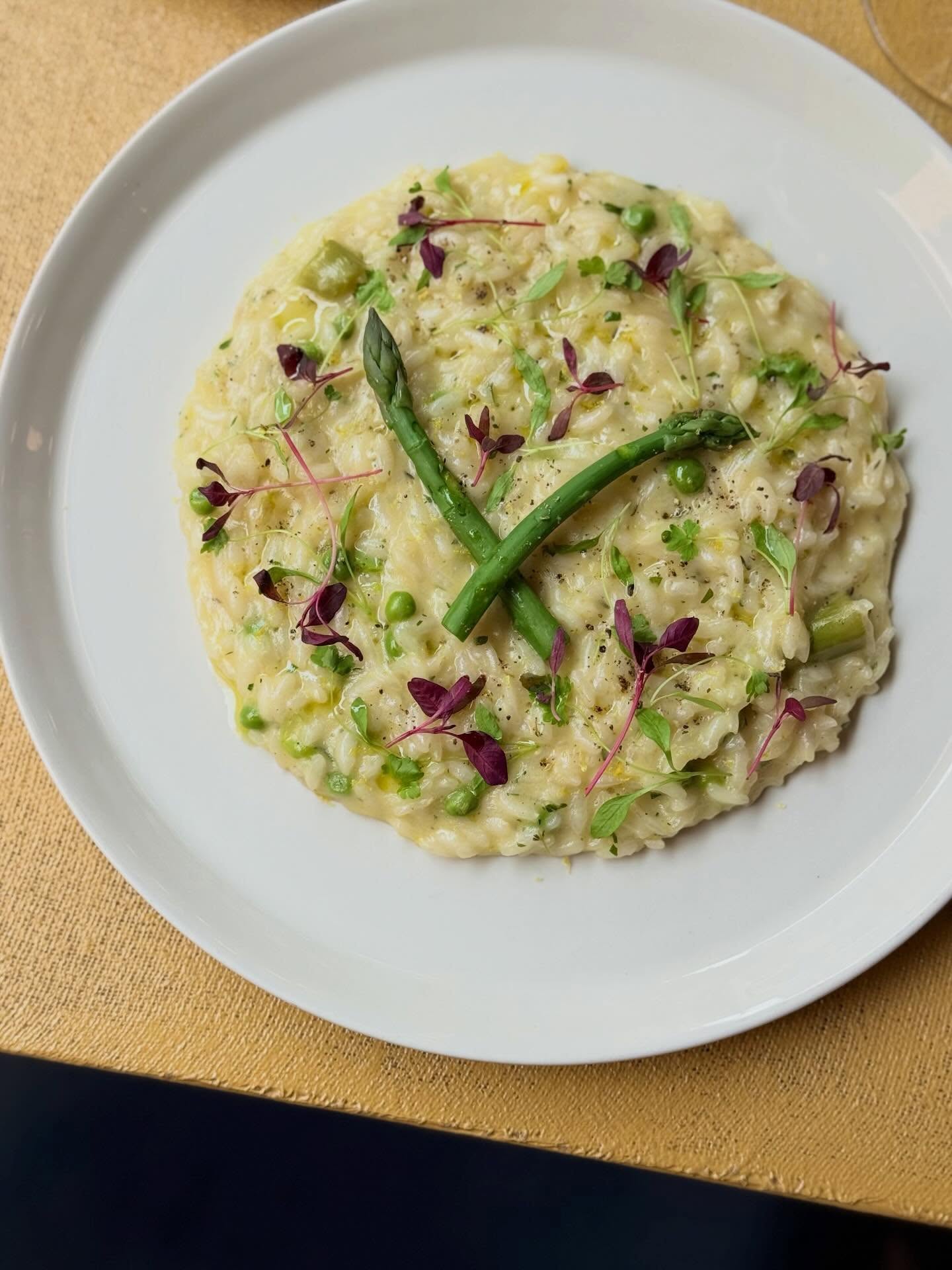 RISOTTO AGLI ASPARAGI PISELLI 🌿
Asparagus, young peas 🫛 , Grana Padano. 🧀
An Italian way in a hidden courtyard in the heart of Covent Garden 🇮🇹
Perfect for sunny lunches ☀️, long dinners🍴, and a glass of something crisp 🍇
Opening Hours
• Monday & Tuesday: 12:00 – 22:30
• Wednesday – Saturday: 12:00 – 23:30
• Sunday: 12:00 – 21:30
Book via link in bio.
#DallaTerra #CoventGarden #Risotto #ItalianLondon #LondonFood londoneats CoventGardenDining LondonRestaurants