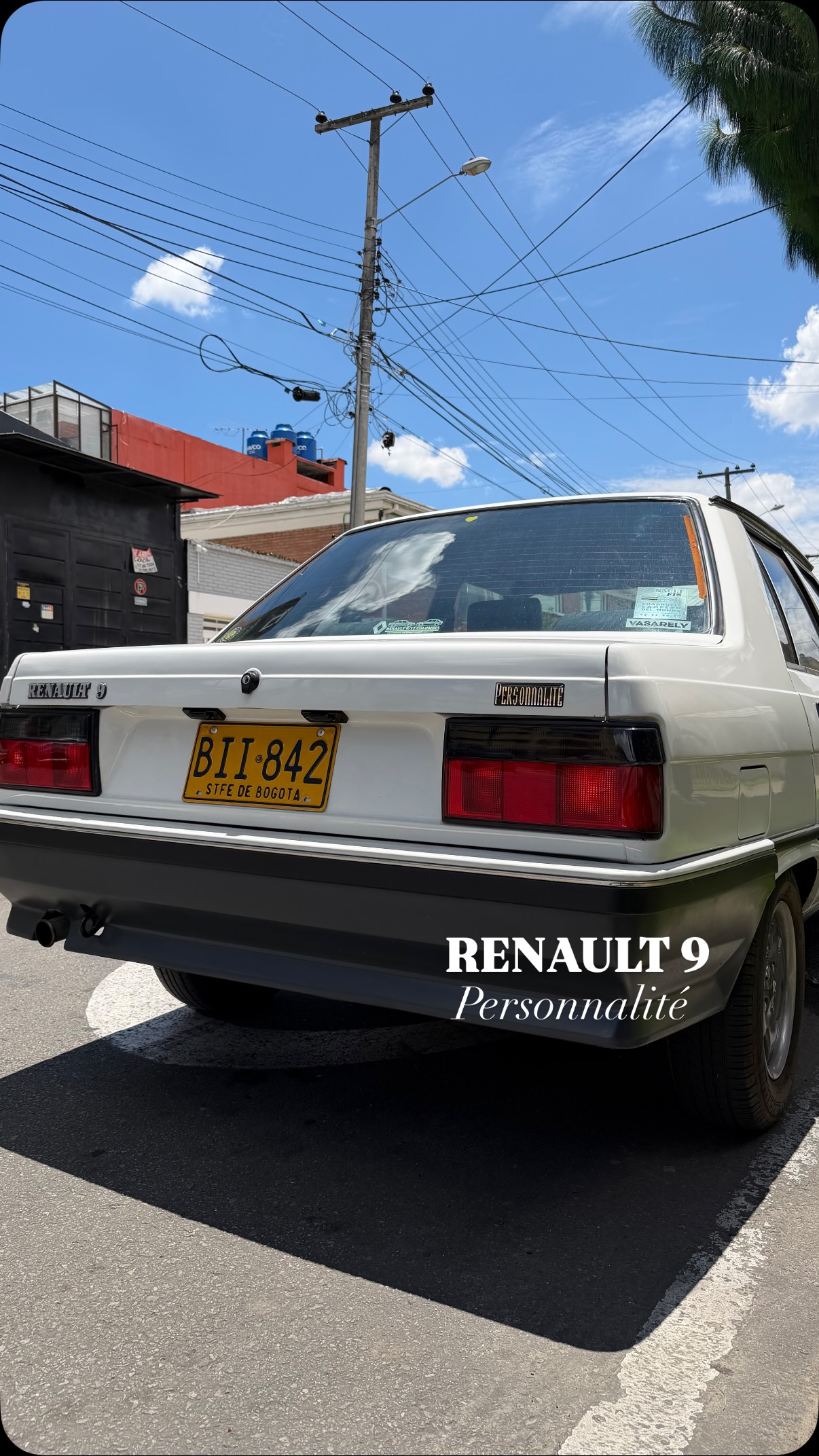 Elegante Renault 9 Personnalité 1.300 cc de 1997 en color Blanco Nieve. ‘Renato’, como le apodan, nos transporta a finales del siglo pasado, una época de transición tecnológica y de diseño para Renault.
Esta fue la última versión de la segunda fase del R9 colombiano, la cual se comercializaba desde 1987. Estuvo poco menos de un año en producción antes de dar paso, ese mismo año, a la tercera y última generación del modelo, que se mantendría vigente hasta julio de 1999.