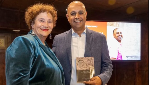 Onte tivemos o pracer de acoller a presentación de Ahmed Diab e Milagros Otero, unha charla tan histórica como espiritual arredor do libro “Egipto. El alma de una civilización” 📖
A través dela achegámonos á visión do mundo desde Exipto e descubrimos, tamén desde Santiago de Compostela, que non somos tan diferentes 🌍
Moitas grazas a todas as persoas asistentes por acompañarnos nesta ponte entre pobos e culturas 🤝