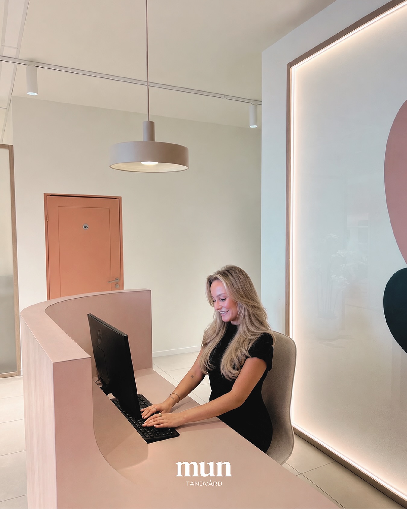 Första intrycket börjar här 🤍
Hos oss möts du av Tilda i receptionen alltid med ett varmt välkomnande, tryggt och personligt.
Boka din tid och låt oss ta hand om ditt leende.