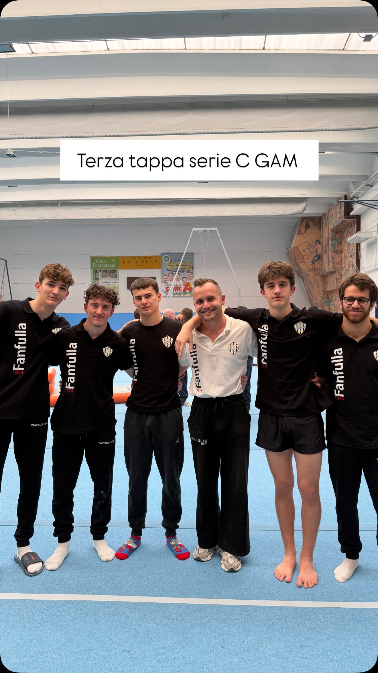 Abbiamo partecipato all’ultima tappa di Serie C GAM a Mortara 🤸♂️
Torniamo da questo campionato molto soddisfatti: i ragazzi hanno dimostrato grande maturità, riuscendo a gestire pressione, dolori fisici e ansia con determinazione e spirito di squadra.
In gara:
⚫️Oscar Madonini
⚪️Samuele Pamovio
⚫️Alessio Bejan
⚪️Luca Soleri
⚫️Carlo Chiarentin
Un percorso che ci rende orgogliosi e che ci dà ancora più motivazione per continuare a crescere.
Ora lo sguardo è già rivolto alla prossima stagione… più carichi che mai