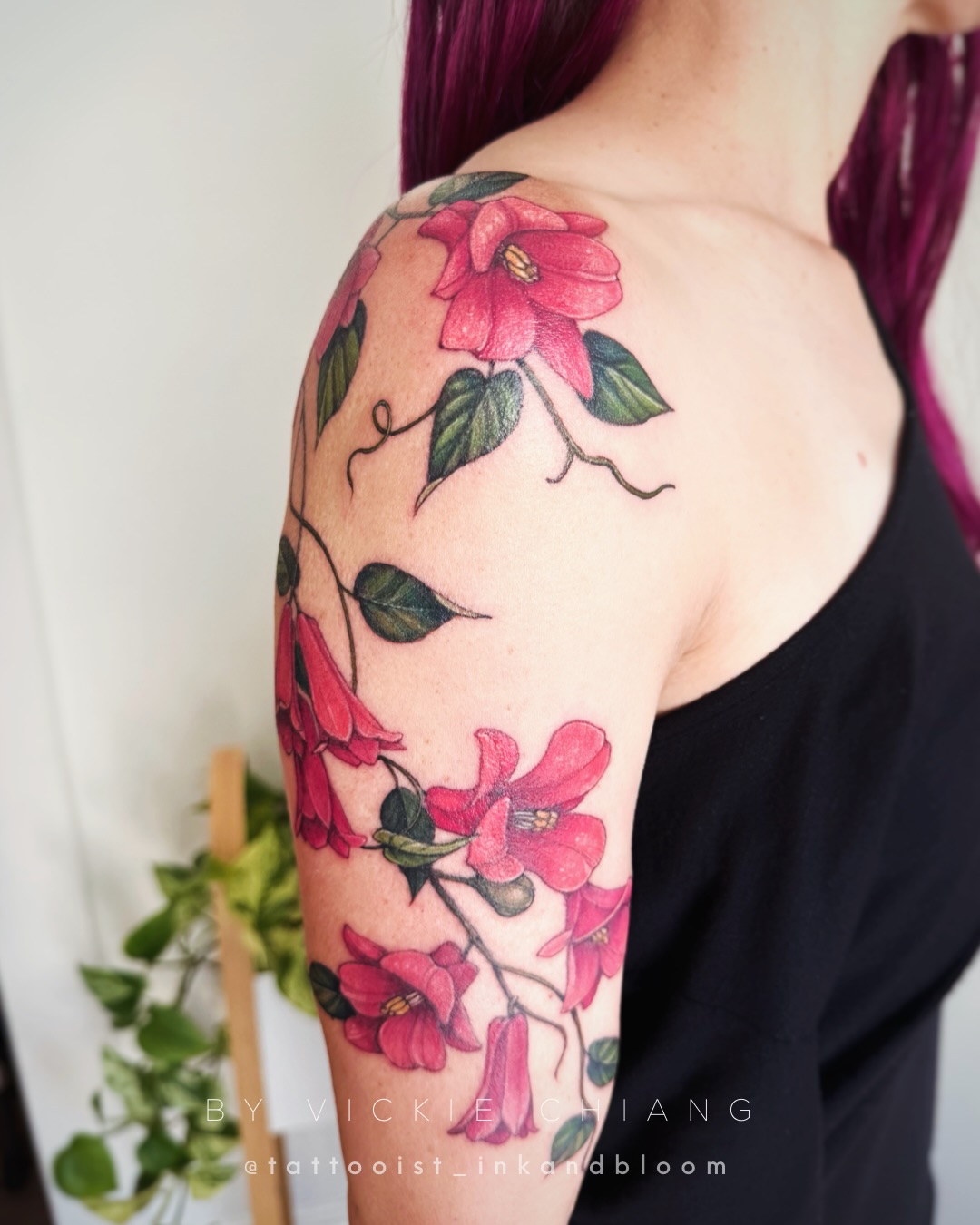 A shoulder/upper arm tattoo of Chilean Bellflower aka Copihue for Ingrid ♡
#shouldertattoo #vinetattoo #flowertattoo #botanicaltattoos #floraltattoo