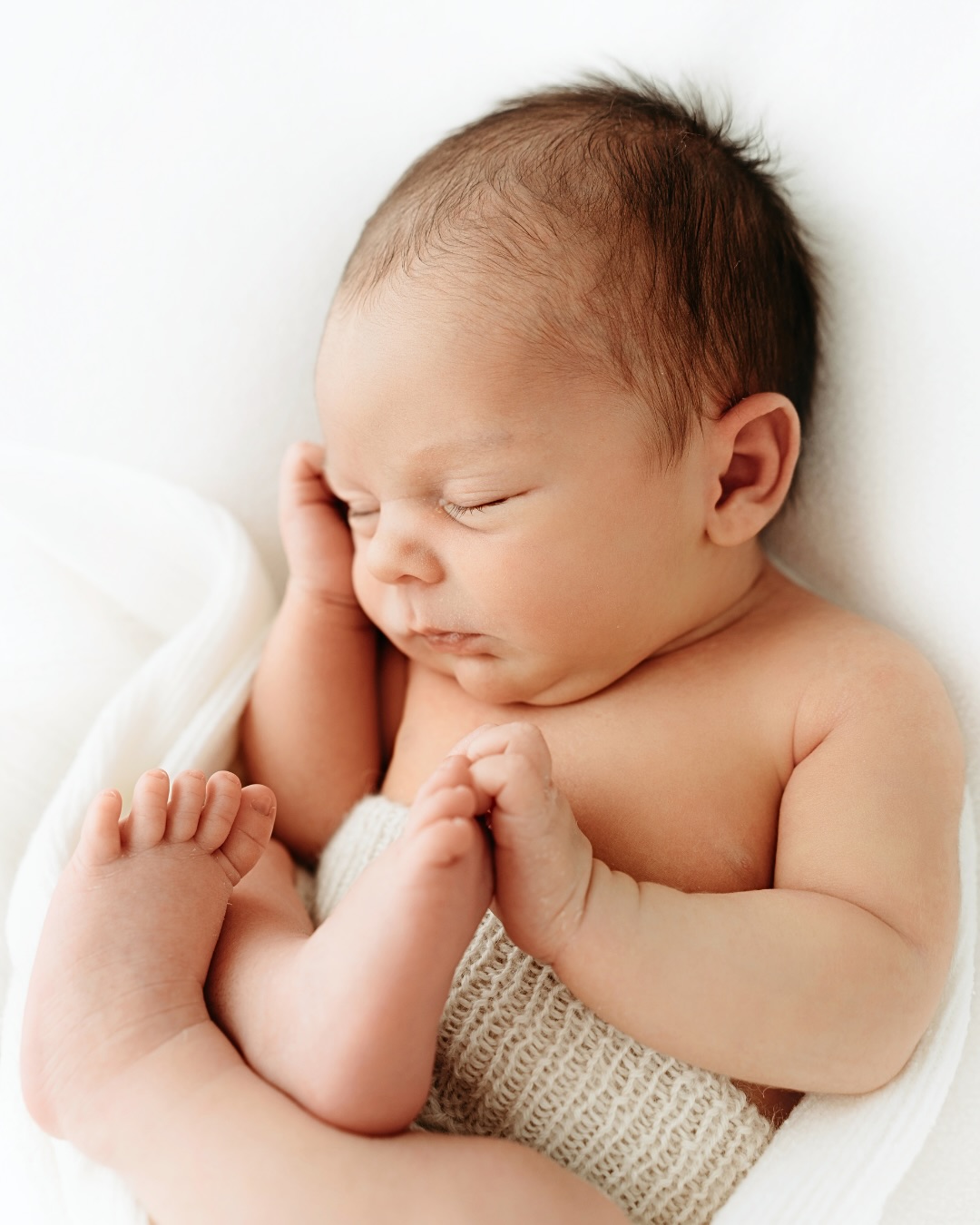 Louis, a divine little soul at 13 days new 🥰 He sure loved a snuggle and looked so cute curled up in his gorg wrap from Paris 🇫🇷 What a cutie!
-
#brisbanefamilyphotographer
#brisbanenewbornphotographer
#brisbanematernityphotographer
#newbornphotography
#newbornphotographerbrisbane
