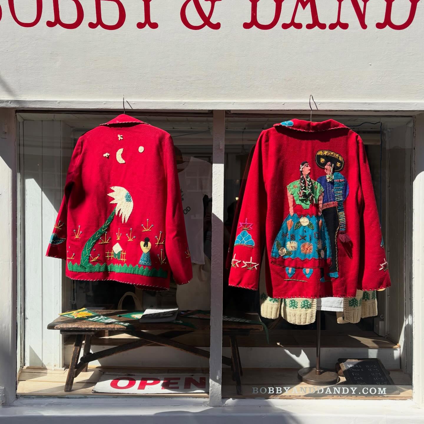 Hola! 🌵
A couple of beauties, fresh in- store. Two original vintage 1950s Mexican tourist jackets in eye- catching red hue.
These have been hand- crafted in Mexico, featuring intricate embroidered and appliquéd designs.
#vintagemexicanjacket #vintagesouvenirjacket #vintagetouristjacket #vintagemexicantouristjacket #vintagemexicansouvenirjacket