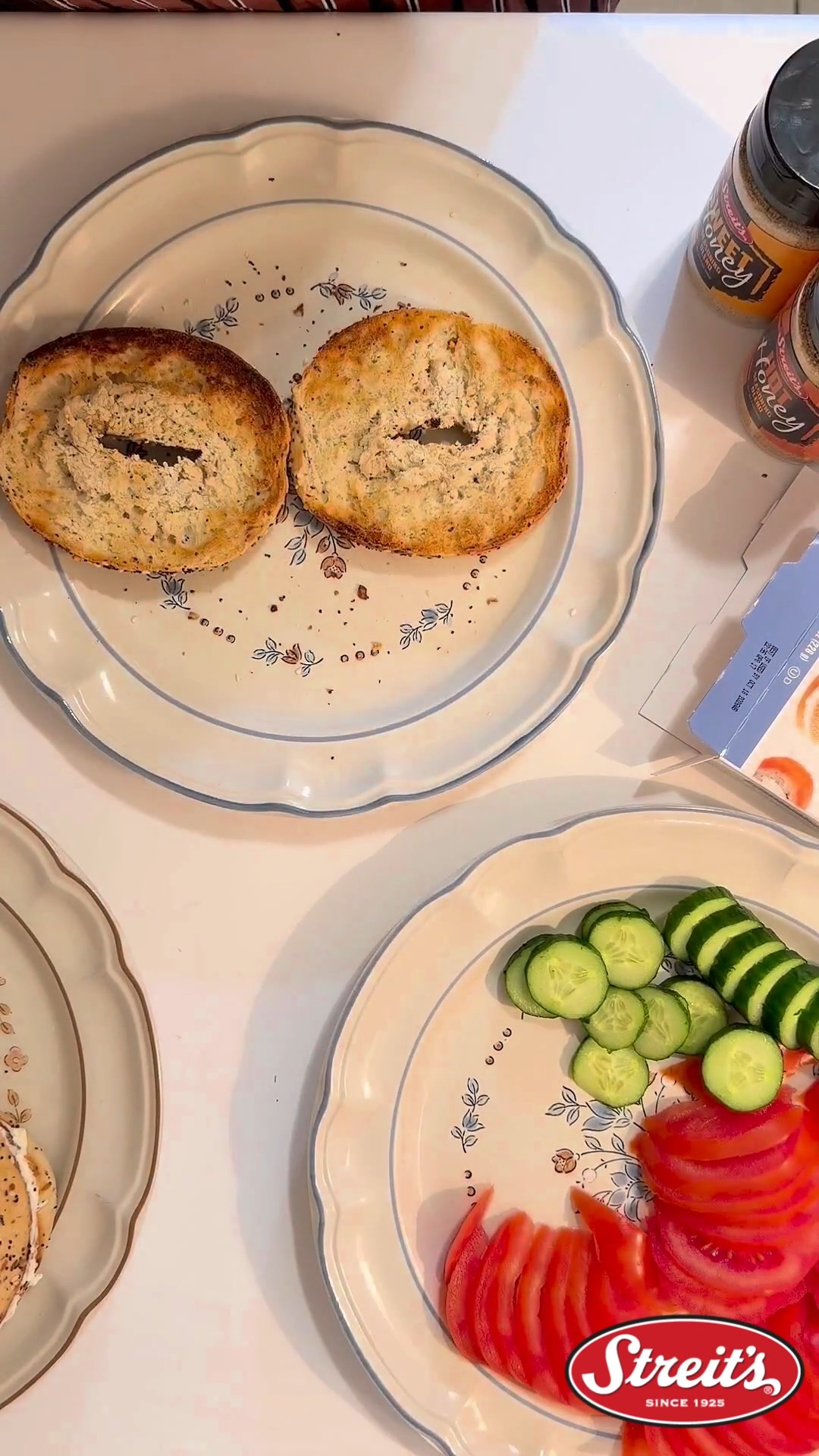 We’re officially "Honey Dusting" everything.
Crispy potatoes? Yes.
Popcorn? Yes.
This bagel? ABSOLUTELY. 🥯🍯
Start seasoning: bit.ly/StreitsProducts