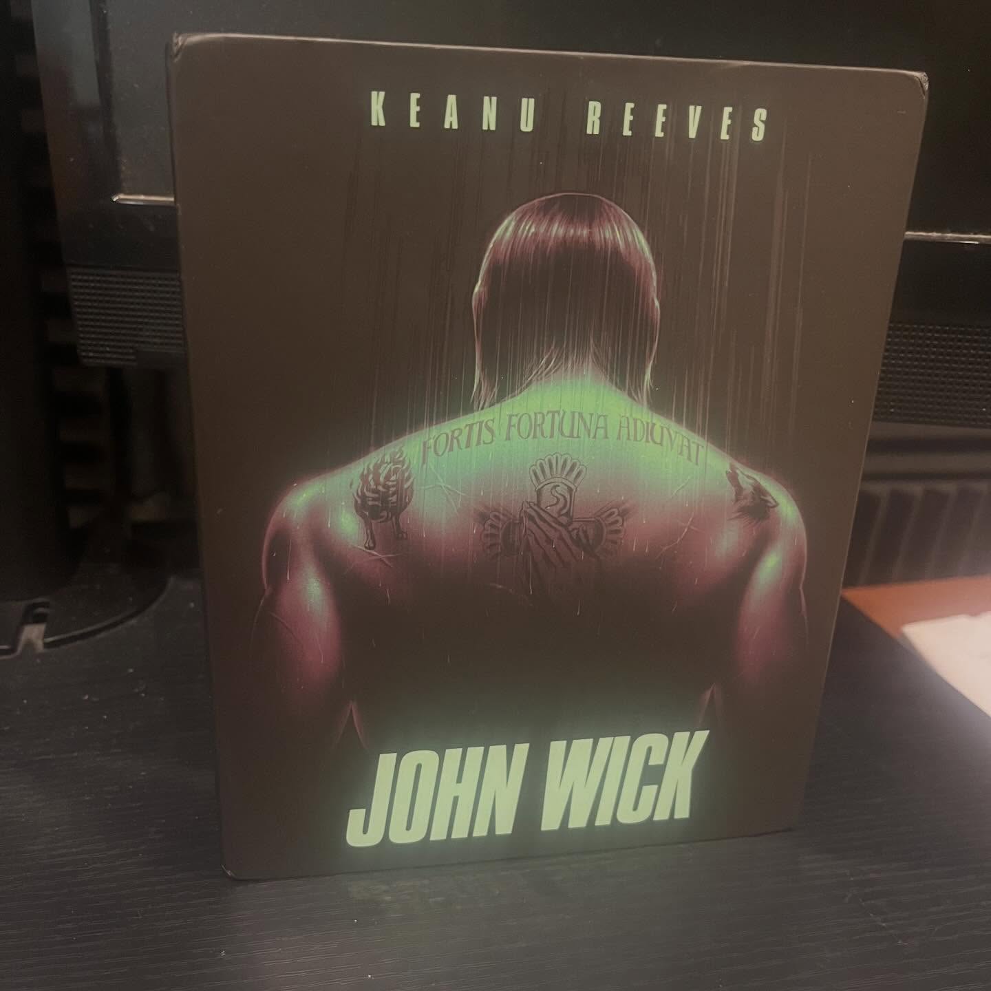 Mail call! To the person that sent this in; thank you. It’s and awesome piece. There’s a steelbook inside, a coin, some art and a stand for the movie. Who else likes John Wick?
#johnwick #moviesmashpodcast #movie #moviereview