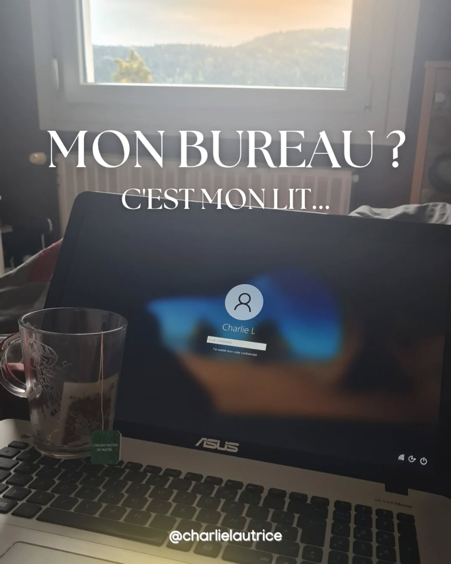 On fantasme souvent sur l'autrice avec son bureau rangé, ses bougies parfumées et ses heures de silence sacré.
La réalité, chez moi, elle ressemble un peu plus à ça :
Mon "bureau", c'est mon lit. C’est là que je me réfugie avec mon ordinateur portable dès que le calme revient (un peu). Ce n'est pas toujours très ergonomique, mais c'est là que les meilleures idées naissent, entre deux piles de linge et l'écho des rires de mes deux enfants dans la pièce d'à côté.
Ici, pas de mise en scène. Juste une maman qui écrit dès qu'elle trouve une fenêtre, avec ses enfants qui courent, les bruits de la maison qui vit, et cette petite bulle d'intimité que je me crée sous ma couette.
C’est là que Sevan a pris vie, c’est là que je construis mon Tome 2. Pas besoin de décorum quand l'histoire est là, au bout de mes doigts.
Je ne suis pas tendance, je ne suis pas "parfaite" avec un espace de travail Pinterest. Je suis juste moi, avec mon bazar, ma vie de maman, et mes histoires qui attendent d'être couchées sur le clavier.
Et toi, quel est ton petit coin à toi, ton "refuge" où tu te sens bien pour lire ou pour simplement respirer après une journée bien remplie ? Dis-moi tout en commentaire, j'adore découvrir vos petits rituels !