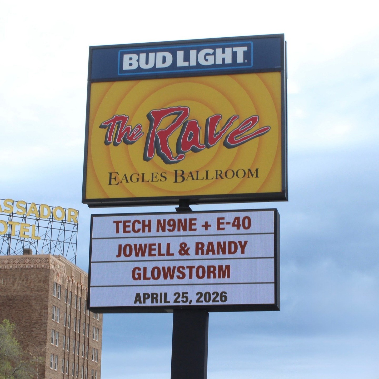 TONIGHT at The Rave / Eagles Club 🎶
Glowstorm - Neon UV Rave with @Nate_Derus, @0PTICBOX, @DJ_jKRUM, @teryx_official, @sntnt_npc.
⏰ Show starts at 8 PM
🎫 Tickets are available at the door or online at therave.com & stellarspark.com