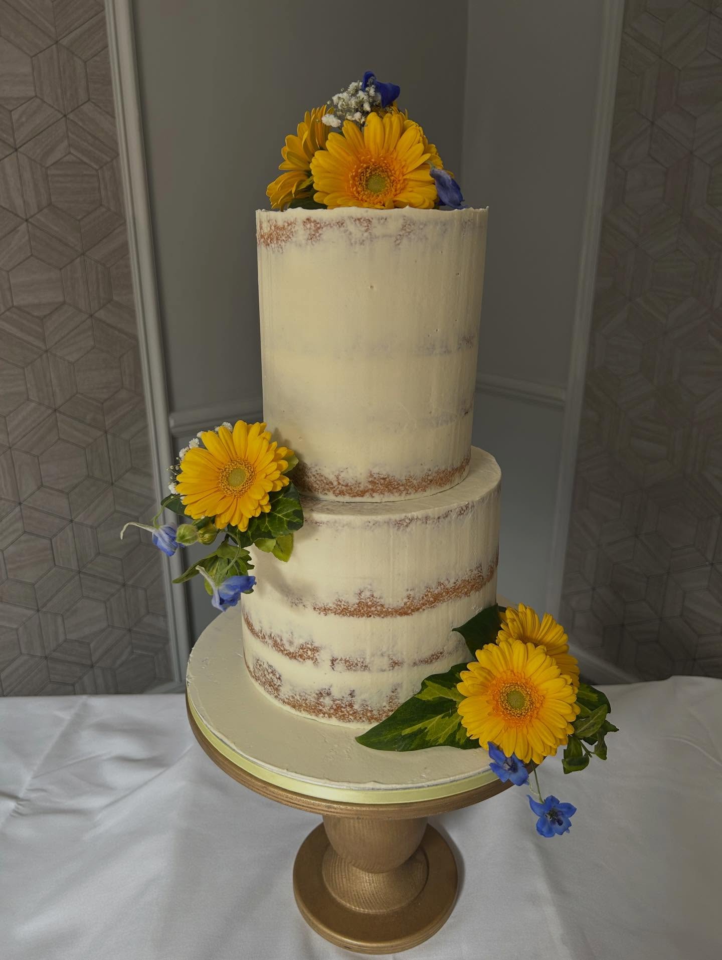 Sunshine in cake form ☀️💛
Semi-naked two-tier buttercream cake was all about soft summer vibes, finished with fresh blooms with pops of blue — simple, elegant, and full of warmth.
Shoutout to the very talented @sunflower_suw for the fresh flower arrangements for the cake.
Delivered today for Mike & Julie as they say “I do” at The Westmead Hotel 🥂
Wishing you both a lifetime of love, laughter, and sweet moments just like this one.
#SummerWedding #SemiNakedCake #WeddingCakeInspo #FreshFlowers #KissMeCupcakes