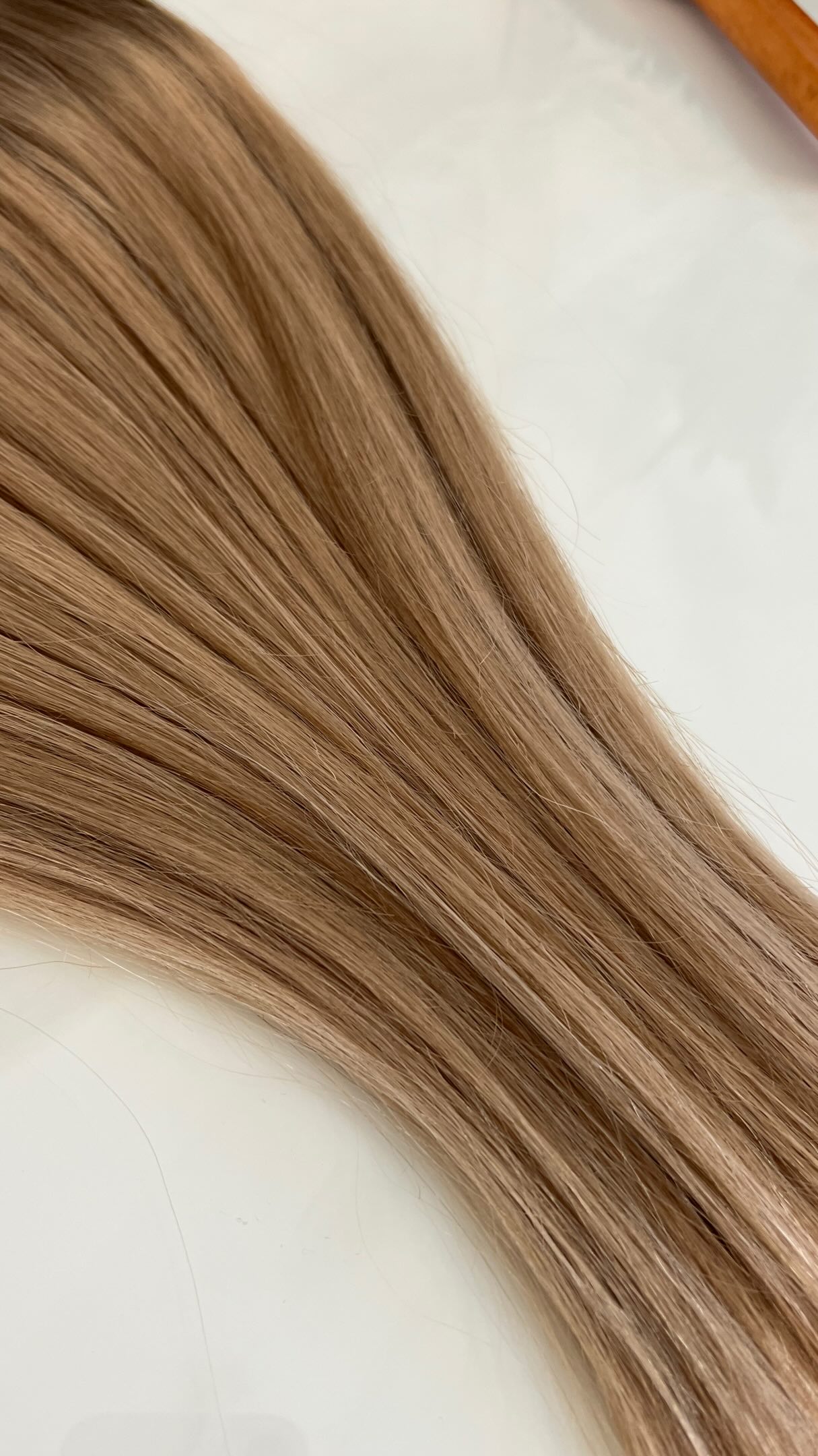 Nicht alles kommt perfekt an manchmal beginnt die eigentliche Arbeit erst dahinter ✨
Diese Tresse hatte nicht die passende Farbe… also haben wir sie individuell eingefärbt und veredelt, damit sie am Ende perfekt zum Gesamtbild passt 🤍
Genau diese Details machen den Unterschied – und genau dafür stehen wir.
Wie findet ihr das Ergebnis? ✨
#haarextensions #extensions #friseur #friseurkunst #behindthescenes hairtransformation hairgoals balayage blond salonlife