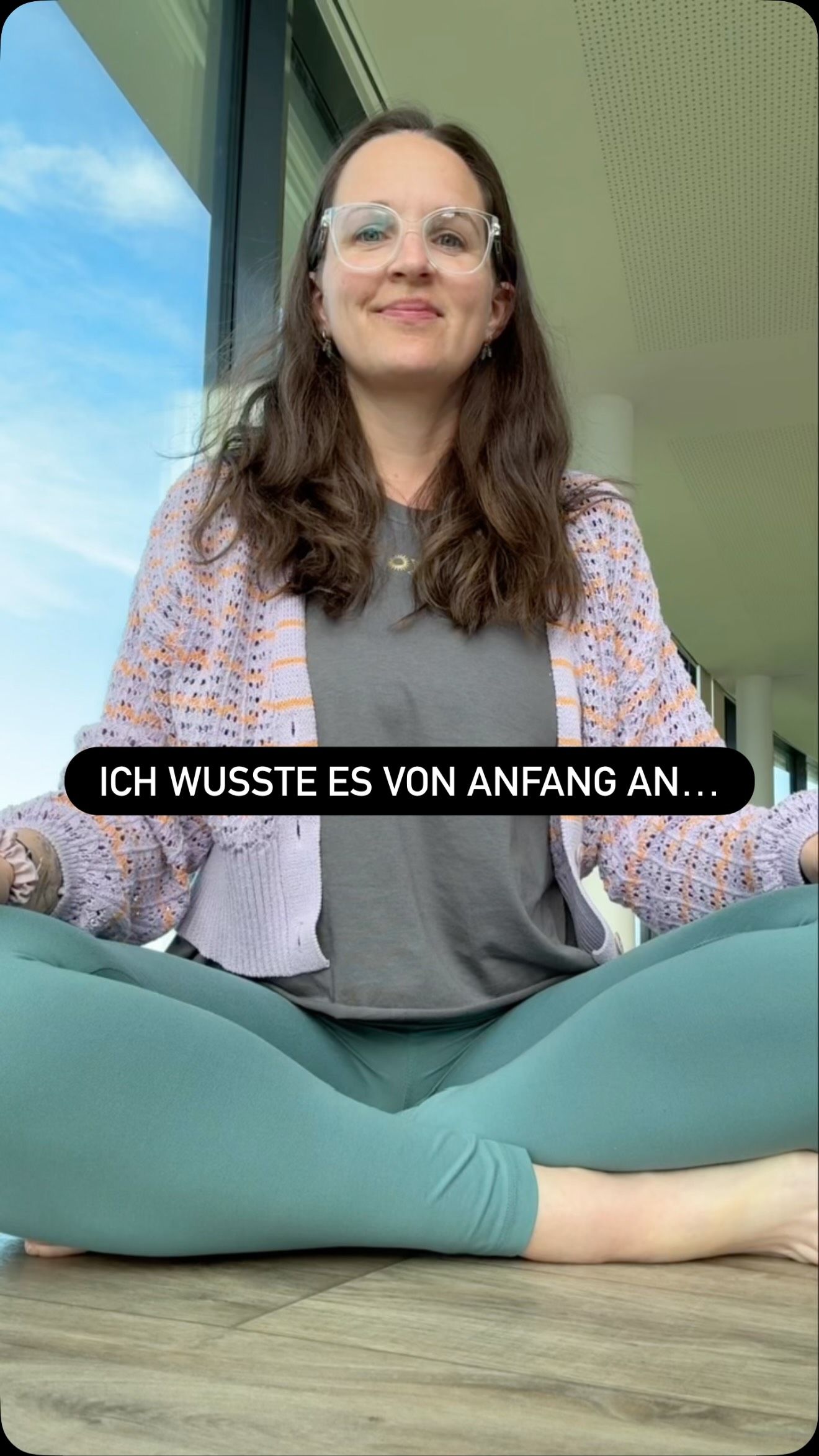 Du wusstest es von Anfang an.
Du hast dir nur selbst nicht geglaubt.
Wie oft hast du es schon gespürt…
dieses erste, leise Gefühl.
Ein Ziehen.
Ein inneres Ja.
Oder ein klares Nein.
Und dann kommt der Kopf.
Er erklärt.
Er relativiert.
Er macht es logisch.
Und plötzlich bist du weit weg von dir.
Wir haben gelernt, alles zu hinterfragen.
Alles abzuwägen.
Alles „richtig“ zu machen.
Aber was, wenn dein erster Impuls
bereits deine Wahrheit ist?
Heute in der Yin Einheit haben wir genau das spürbar gemacht.
Dieses erste Gefühl.
Dieses feine Wahrnehmen, bevor der Kopf beginnt zu sprechen.
Und es war so schön zu beobachten,
wie ruhig es wird,
wenn wir aufhören, alles verstehen zu wollen.
Im Yin gibt es keinen Leistungsdruck.
Kein Richtig oder Falsch.
Nur dich.
Und genau dort…
kommt dein Bauchgefühl wieder an die Oberfläche und genau dort beginnt Vertrauen.
Ich durfte heute selbst wieder erkennen,
wie schnell wir im Alltag ins Funktionieren rutschen.
Und wie wertvoll es ist,
sich bewusst diesen Raum zu nehmen.
Raum zum Spüren, Wahrnehmen und für dich.
Dein erster Impuls ist richtig.
Ein klares Ja.
Ein klares Nein.
✨
Mini-Impuls für dich:
Triff heute eine kleine Entscheidung anders.
Bevor du nachdenkst,
spür kurz in dich hinein.
Was ist dein erstes Gefühl?
Und dann…
handle danach.
Ohne Rechtfertigung.
Ohne Erklärung.
Nur du und dein inneres Wissen, deine innere Wahrheit.
Wann hast du zuletzt dein Bauchgefühl ignoriert, obwohl du es eigentlich besser wusstest?
#bauchgefühl #intuitionleben #selbstvertrauen #achtsamkeit #unboundyou