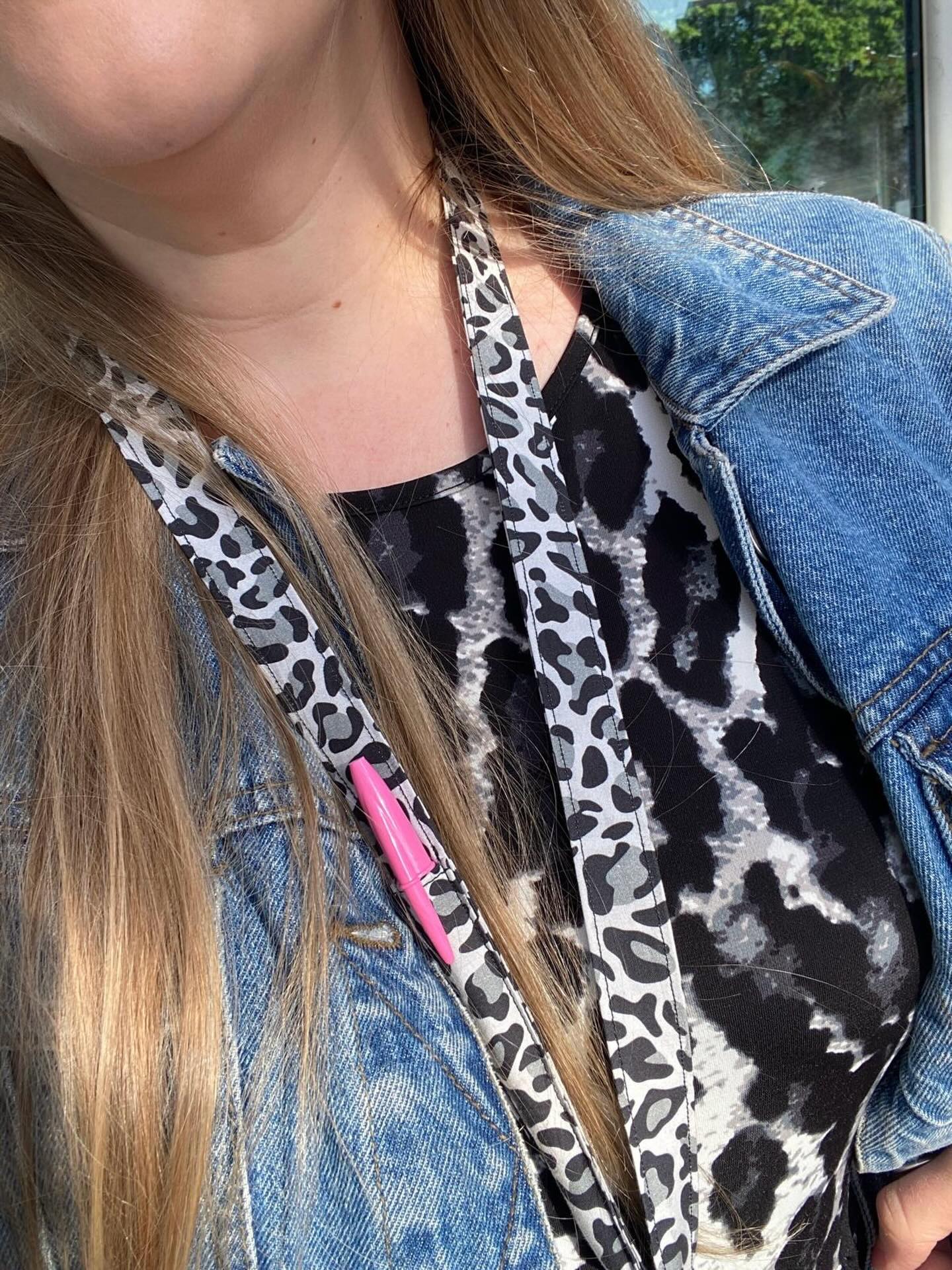 Staff Lanyards - one of my most popular products at the moment. You can customise your lanyard by selecting the pen holder option! The pen holder lanyards have been a huge hit amongst Teaching Staff 🥳👌🏻Stylish, yet practical ❤️
#lanyard #teacher #workwear #workaccessories #littledotsbows