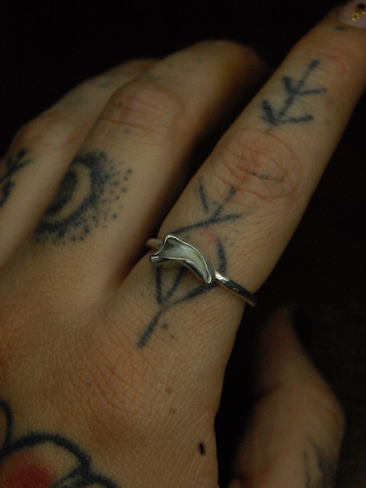 𝕻𝖊𝖙 𝕸𝖊𝖒𝖔𝖗𝖎𝖆𝖑
Réalisation d’une bague mémorielle réalisée à la demande pour un cadeau d’anniversaire de la dent de lait de leur chien🐶
Dent de lait sertie - montage entièrement fait à la main dans mon atelier de bijouterie en argent 925
Si tu veux qu’on crée ensemble le bijoux de tes rêves pour garder un souvenir éternel de ton compagnon à la hauteur de ton amour pour lui, tu peux m’envoyer un message privé ou me contacter via mon site (lien dans la bio)💌
Collier mémoriel à breloques
Bijoux mémoriaux faits main, animaux de compagnie, souvenirs, commémoratifs