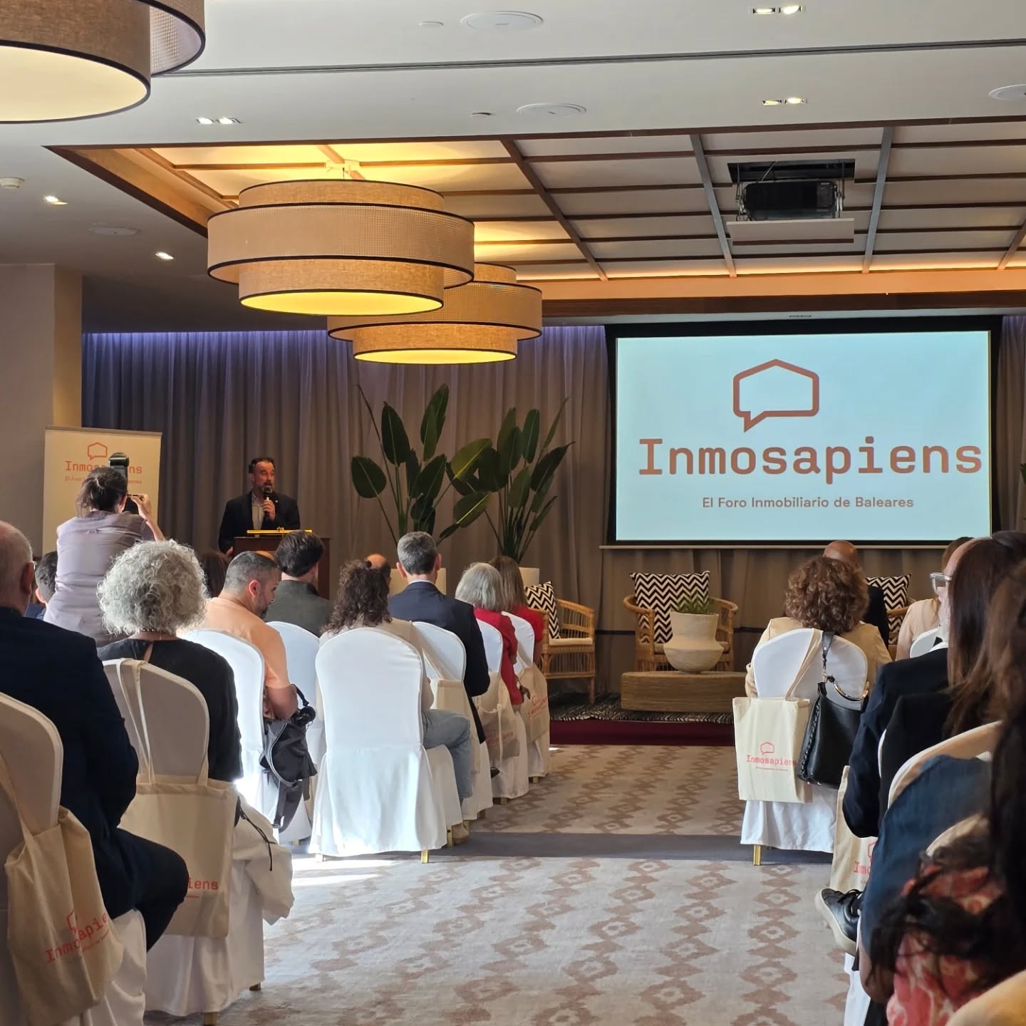 II Foro Inmobiliario de API Baleares en el Castillo Hotel Son Vida
Una jornada realmente interesante y enriquecedora, con ponentes de primer nivel como: Pedro Munar, Alejandro del Campo, Felipe Poblador, Susana Pinyar, Luis Gutiérrez Rojas, entre otros.
💬 Ideas, tendencias y mucho aprendizaje junto a grandes profesionales del sector que sin duda aporta valor y nuevas perspectivas al mercado inmobiliario.
¡Seguimos creciendo y aprendiendo!💪
#PrestigeSpain #Inmobiliaria #Networking #APIBaleares #realestate