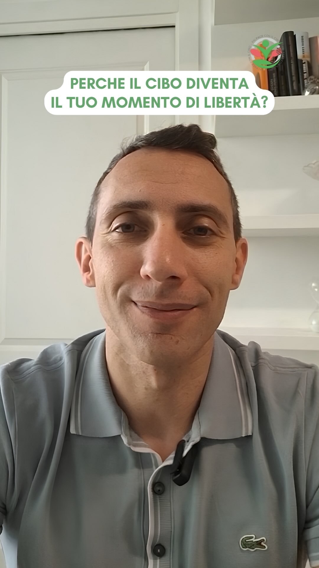Se durante il giorno vivi correndo tra lavoro, impegni, famiglia e non hai un secondo per respirare, è normale che la sera diventi il tuo unico vero spazio di decompressione e in quel momento il cibo non è solo cibo: è compagnia, consolazione, pausa, coccola.
Per questo gli sgarri serali non parlano solo di fame, ma di bisogni emotivi che non hanno trovato posto nel resto della giornata: bisogno di riposo, di silenzio, di non dover più essere “performante” per nessuno. 💆🏻♂️ 💆🏻♀️
Fare pace con il cibo significa anche imparare a costruirti momenti per te che non passino solo dal frigorifero: cinque minuti di calma, una routine serale più lenta, piccoli gesti di cura che ti permettano di arrivare a tavola meno svuotata/o e meno bisognosa/o di “riempirti”. 💚
#matteopace #biologonutrizionista #faipaceconilcibo #percorsoalimentare #fameserale
