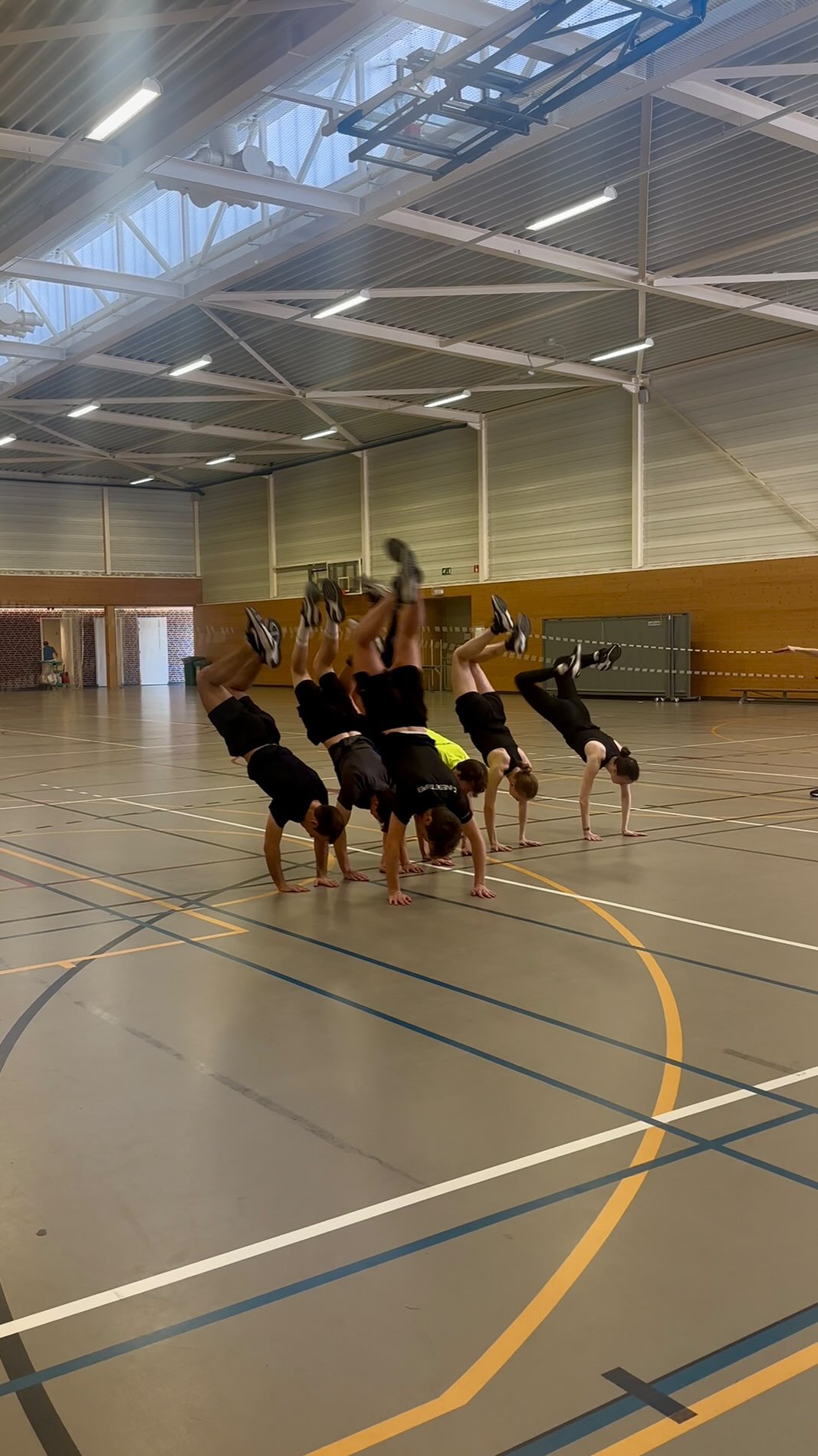 How many people can you cross in double dutch? 🔥
#jumprope #ropeskipping #cosropeskippers #doubledutch