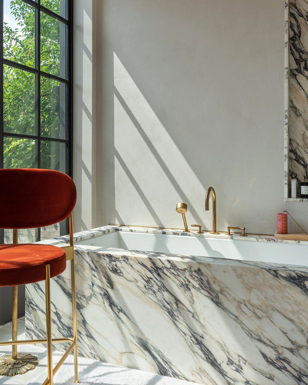 An ideal finish for moisture-rich environments due to its waterproof qualities, tadelakt walls were installed by our artisan Patrick Shoemaker in a New York penthouse designed by Tom Delavan. Photo by Laura Wheatley.
Link in bio to see more of this project.