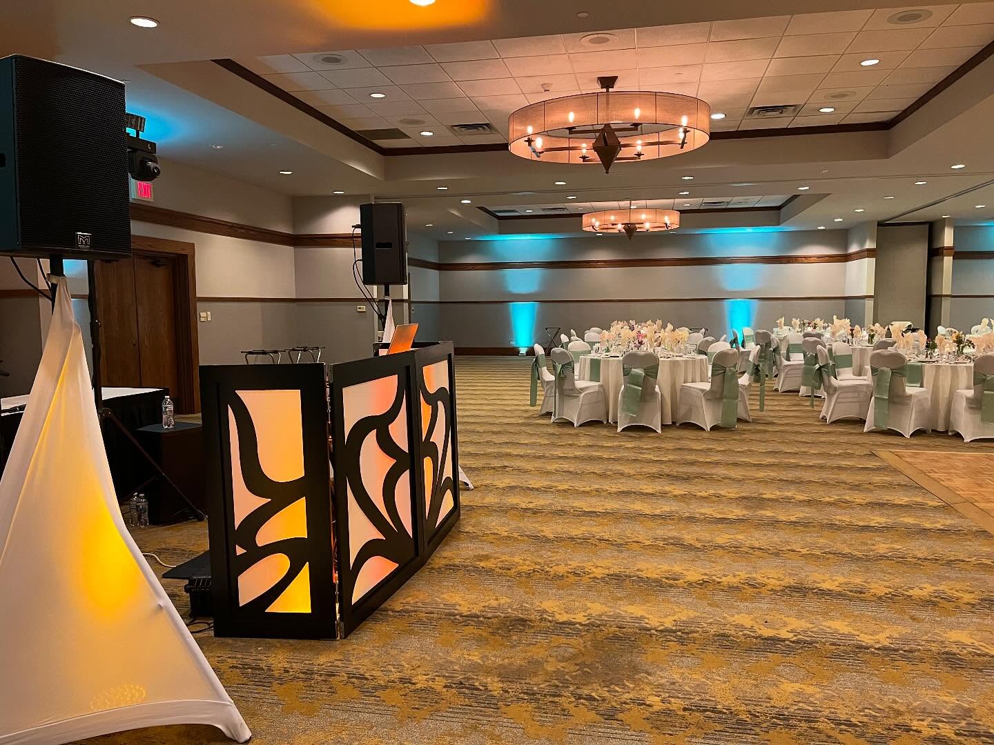Another fun wedding with Amp Events and this one in Mundelein. We ran sound and mics for a special toast from 2 talented musicians and the rest was dancing the night away ππΆπ₯
Thanks @ampeventprofessionals for trusting me with great clients