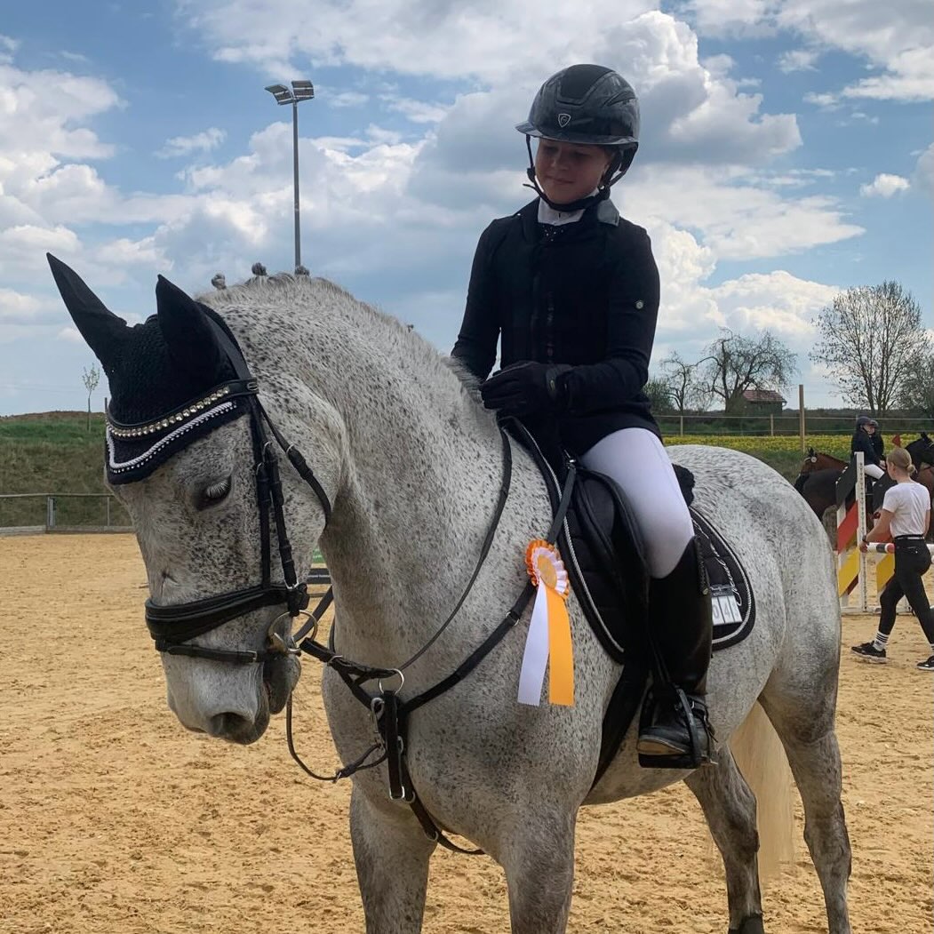 Turnierbericht Altentrüdingen 🏆
Wir waren an den vergangenen Wochenenden auf dem Dressur- und Springturnier des @rfv_wassertruedingen unterwegs und konnten einige Platzierungen feiern: 🥳
Dressurreiter-WB
🎀 11. Laura mit Balou
WBO-Springen
🥇 Aurora mit Corina
E-Stilspringen 80 cm
🎀 5. Aurora mit Corina
🎀 8. Franzi mit Fiona
E-Stilspringen 85 cm
🎀 5. Franzi mit Fiona
A*-Stilspringen 90 cm
🎀 12. Franzi mit Fiona
Herzlichen Glückwunsch euch allen zu diesen tollen Erfolgen! 😊