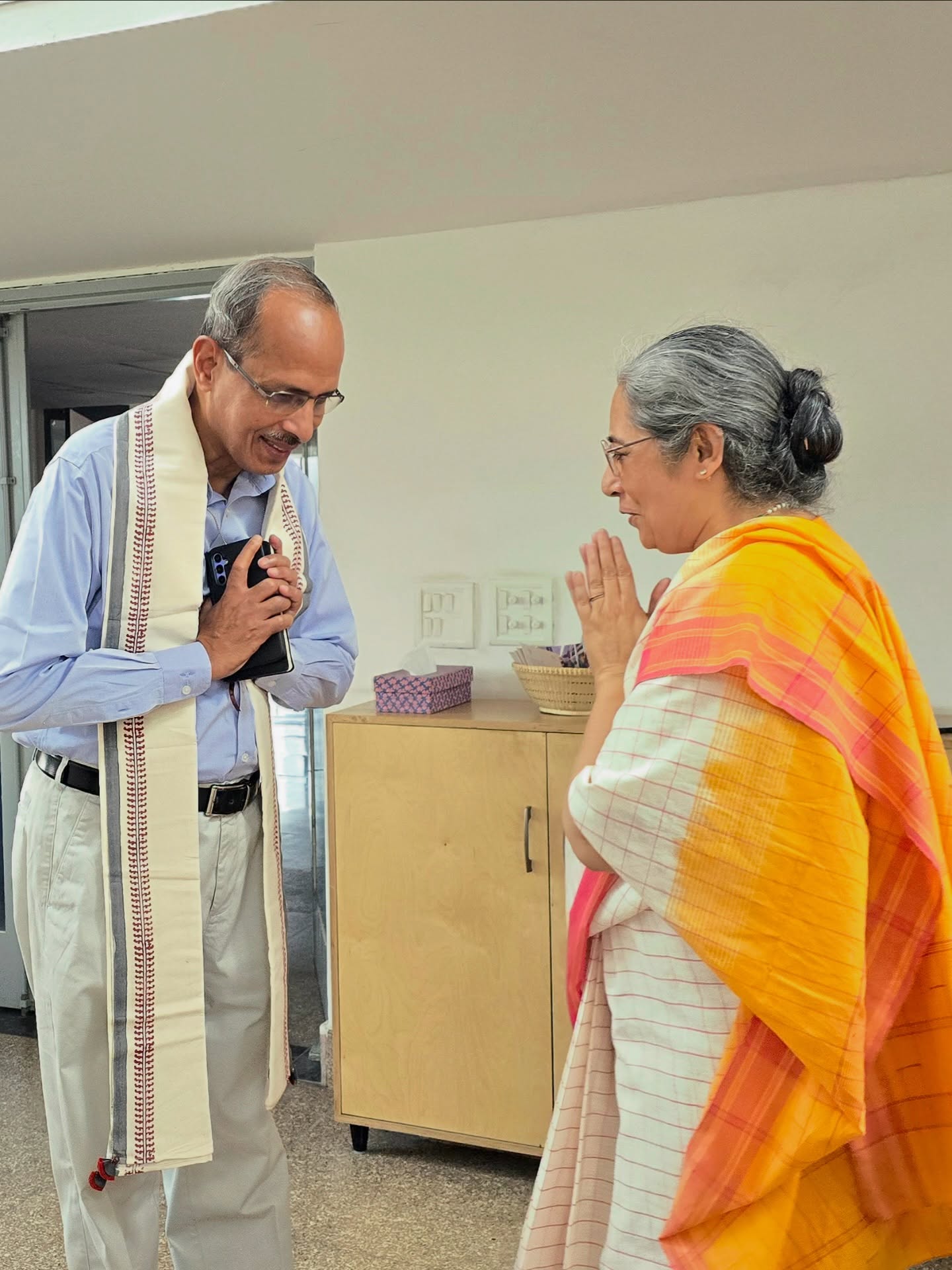 Interactions with some people invigorate and motivate to do better.
Mr. S.C.L Das, Secretary, Ministry of MSME, Govt of India. Who is not only appreciative of our work, but also gives us directions and makes us think deeper. He is a true Gandhian.
We welcomed Mr. Das at CoEK office and apprised him of the process, challenges and our future plans. Mr. Das spoke about Honourable Prime Minister Shri Narendra Modiās vision of seeing Khadi in every household irrespective of class or status.
He coaxed us to think out of the box and to come up with ideas to strengthen national and international footprints of Khadi.
(scalability of khadi, ministry of MSME, Secretary of MSME, future of khadi, vision of PM towards Khadi)
#khadi #modernkhadi #vocalforlocal #khadiforfashion #msme