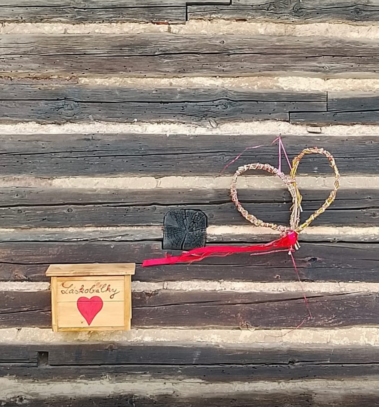 Májové poetické odpoledne
Přijďte si užít příjemné májové odpoledne plné poezie a hudby.
Srdečně vás zveme na jedinečné setkání, kde zazní básně – a možná i další texty, které vzniknou v rámci malé poetické hry ve veřejném prostoru. Necháme tomu volný průběh: někdo si vybere z připravených veršů, jiný přidá vlastní slova. Možná nás překvapí neznámí autoři, možná vzniknou úplně nové příběhy.
📍 Kdy a kde?
Pátek 1. května 2026 | 15:00–17:00
Rychta v Jestřebí
💌 Jak se zapojit?
Na třech místech v obci Jestřebí najdete tzv. Láskobálky – na hradě Jestřebí, u Rychty Jesřebí a před Obecním úřadem Jestřebí. V těchto dřevěných schránkách objevíte obálky s básněmi.
Můžete:
• vybrat verš a doplnit ho
• napsat svou oblíbenou báseň
• přidat vlastní autorský text
Všechny příspěvky sesbíráme ve čtvrtek 30. 4. večer a právě z nich vznikne program Májového poetického odpoledne.
🎻 Těšit se můžete na výběr básní o lásce i autorskou tvorbu doprovázenou zvukem klavíru a harmoniky.
Zapoj se i ty – vhoď do Láskobálky své verše nebo napiš vlastní.
Těšíme se na společné setkání.