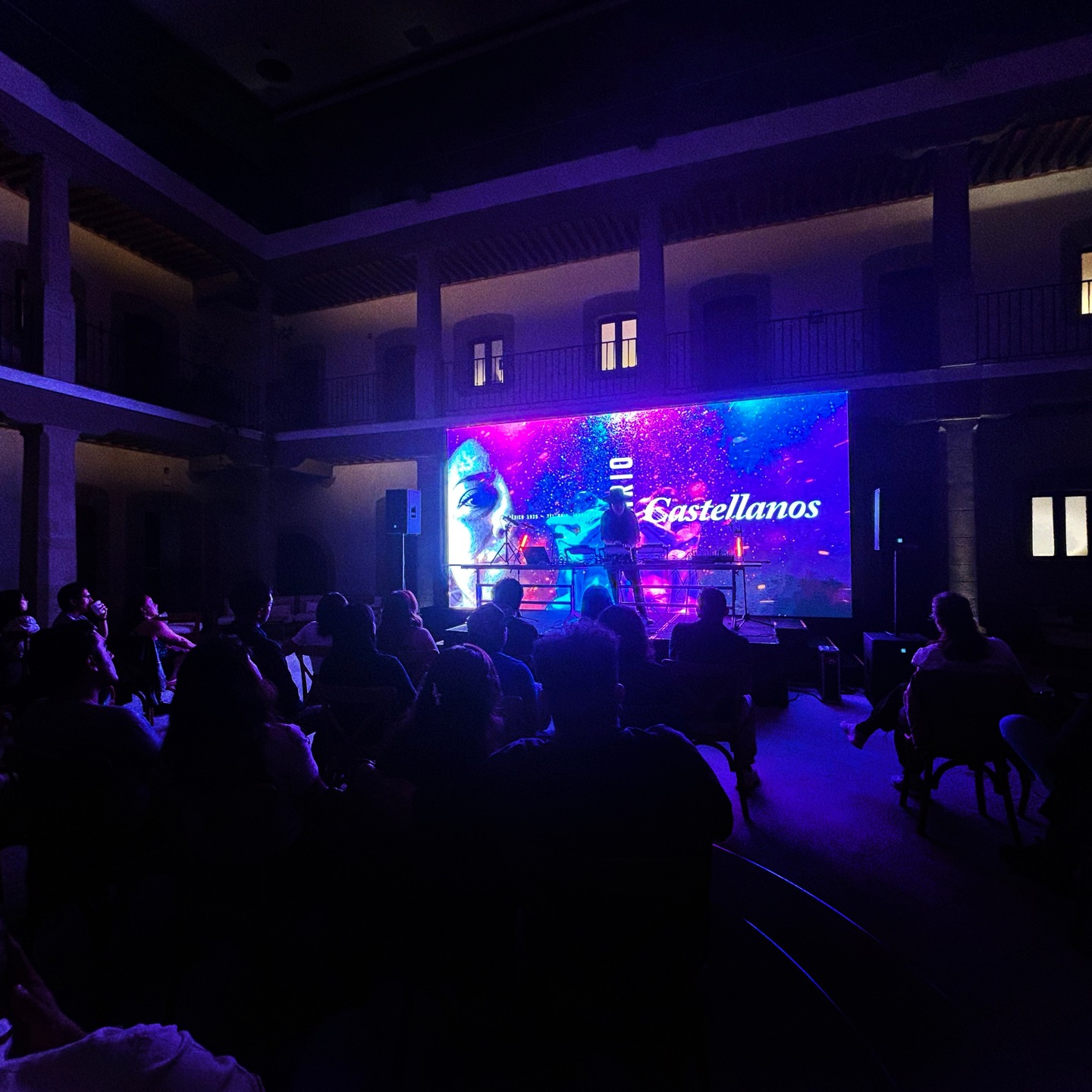 El diálogo se hizo presente, y desde la sonoridad electrónica traje del pasado las voces de las poetas mexicanas.
-
Gracias de corazón por una Noche de Museos mágica en el Museo Kaluz.
Es uno de esos recitales que me llevo en el corazón. Gracias por hacer parte.
-
Un agradecimiento especial a todo el staff del museo por la gran logistica y organización, a @mergaroce , gran periodista cultural por el cubrimiento de este concierto y a @medrano_djmusicselector por un sistema de audio impecable.
-
Conoce más de mi proyecto sonoro en https://www.soyjairoguerrero.com/techxturas-sonoras
-
Fotos: Museo Kaluz / Guillermo Medrano