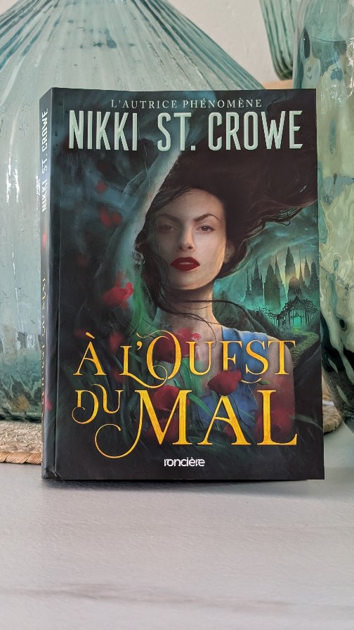 Aujourd'hui j'ai reçu « À l'ouest du mal » de chez @ronciere_editions !
✨ Résumé ✨
Personne n'est sauf sur la route de Brique Jaune.
Dorothée n'a jamais connu que la ferme de sa tante et de son oncle. À l'exception du vague souvenir d'avoir été amenée sous leur porche un jour de tempête, elle ne sait rien de ses origines ni de la raison pour laquelle elle leur a été confiée.
Lorsqu'elle est emportée par un cyclone en territoire inconnu, avec son chien Toto et sa maison, Dorothée découvre un tout nouveau monde où règnent magicien, sorcières et bêtes féroces. Et pour retourner auprès de sa famille, c'est justement au Grand et Puissant Magicien d'Oz qu'elle doit demander de l'aide.
Petit à petit, la jeune femme découvre le mystérieux monde d'Oz aux côtés d'un séduisant compagnon rencontré sur la route de Brique Jaune. Pendant leur périple pour rallier la Cité d'Émeraude, Dorothée prend conscience des forces à l'œuvre dans les Confins. Si les sorcières et l'Homme de Fer-Blanc semblent en avoir après elle, le magicien est peut-être celui dont elle devrait se méfier plus que tout...
Ça vous tente ?
#unboxing #Booklover #SortieLittéraire #ronciereeditions #BookstagramMeute
