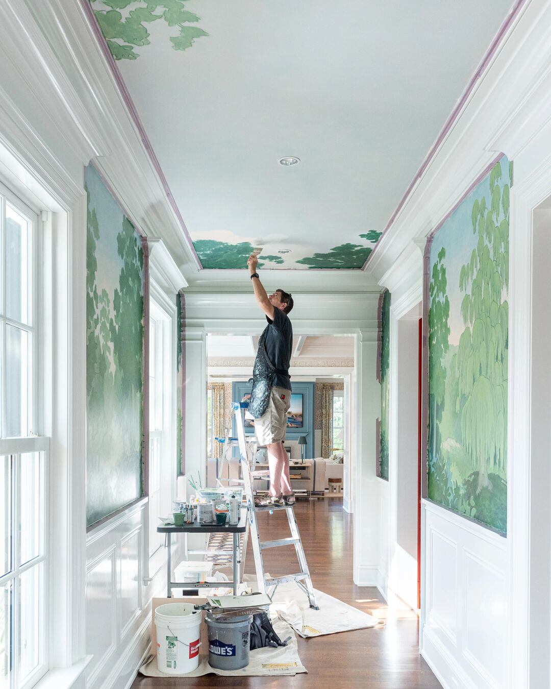 Spring in full bloom has us inspired to bring nature’s lush beauty indoors. Our artisan David Faust painted this vibrant panoramic mural, echoing a Vogue magazine cover in a Connecticut home, created in collaboration with designer Alexander M. Reid. Photography by Laura Wheatley.
Link in bio to see more of this technique.