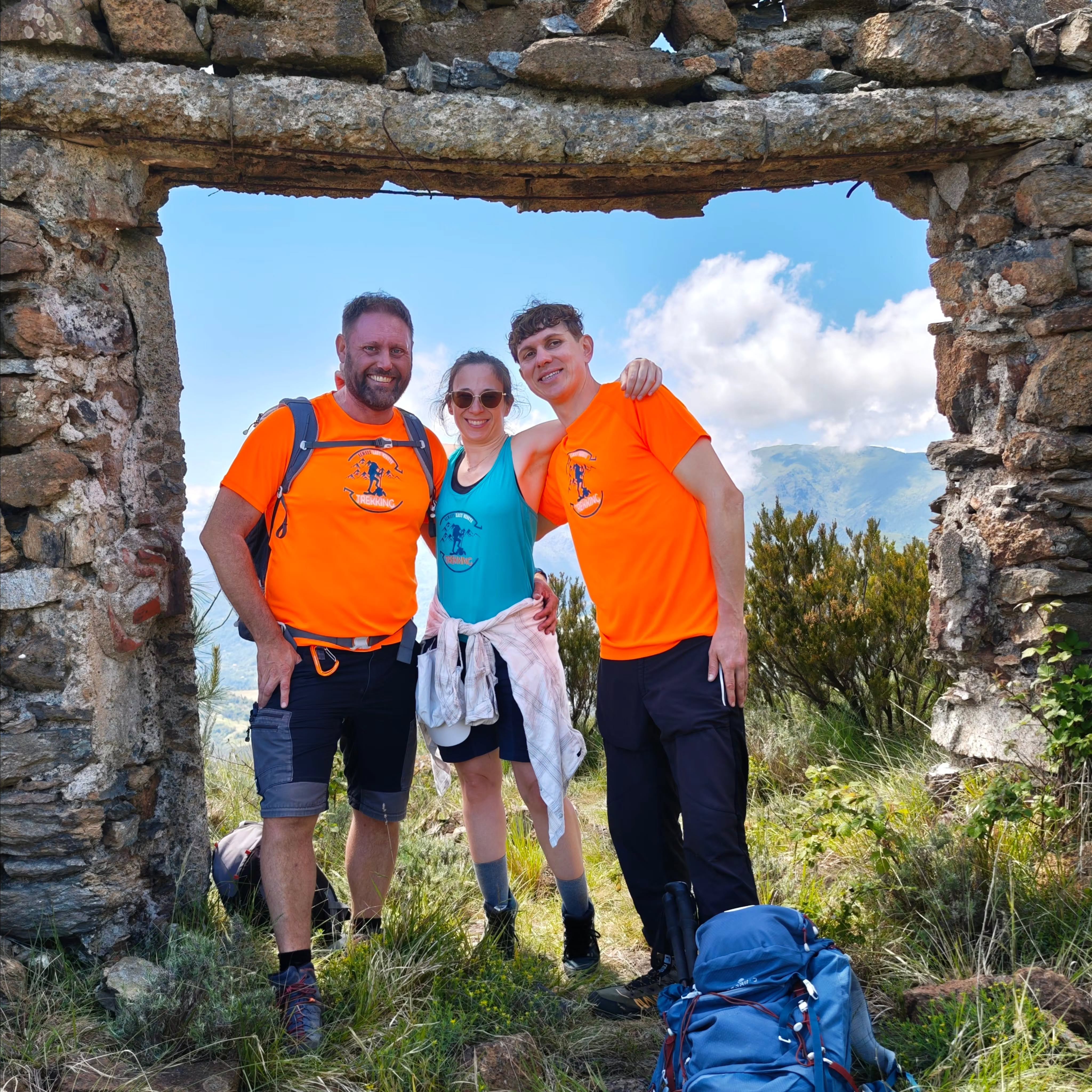 Maestoso anello sulle alture di Pegli! Partenza direttamente dalla stazione ed imbocco del sentiero da Villa Doria; il nostro percorso ci ha portato sulla cima del Bric delle Monache, lungo il traverso sopra Pra che parte dalla Fossa del Lupo ed abbiamo poi pranzato a Cian de Figge. A seguire abbiamo visitato il bivacco Paganetto e la Cappellina Baiarda; il rientro lungo la bella direttissima della Baiarda, le lische alte e Pian delle Monache. (Sviluppo 20,5km, d+1080m, d-1080m)