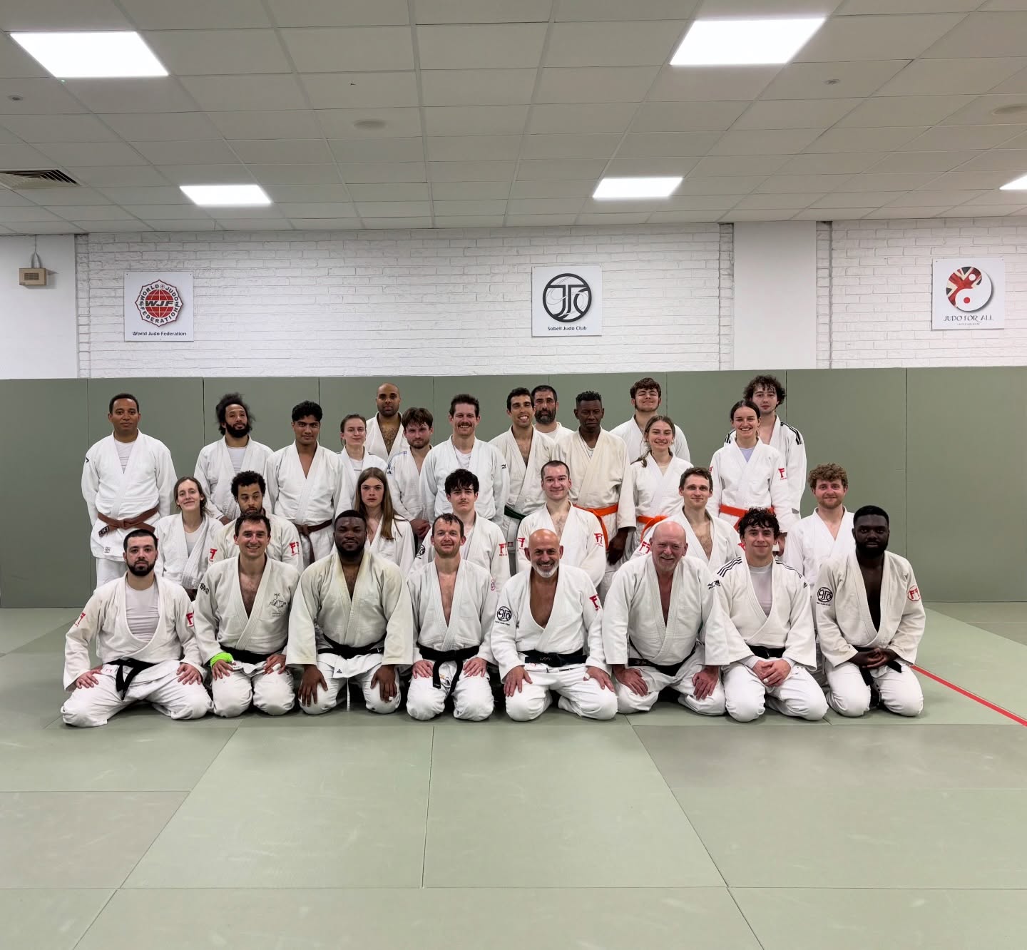 A pleasure to have Dave Hammond (5th Dan) join us for a session tonight. Dave has been a long time friend of the club and it’s always an honour to have him share the tatami with us 🙇♂️