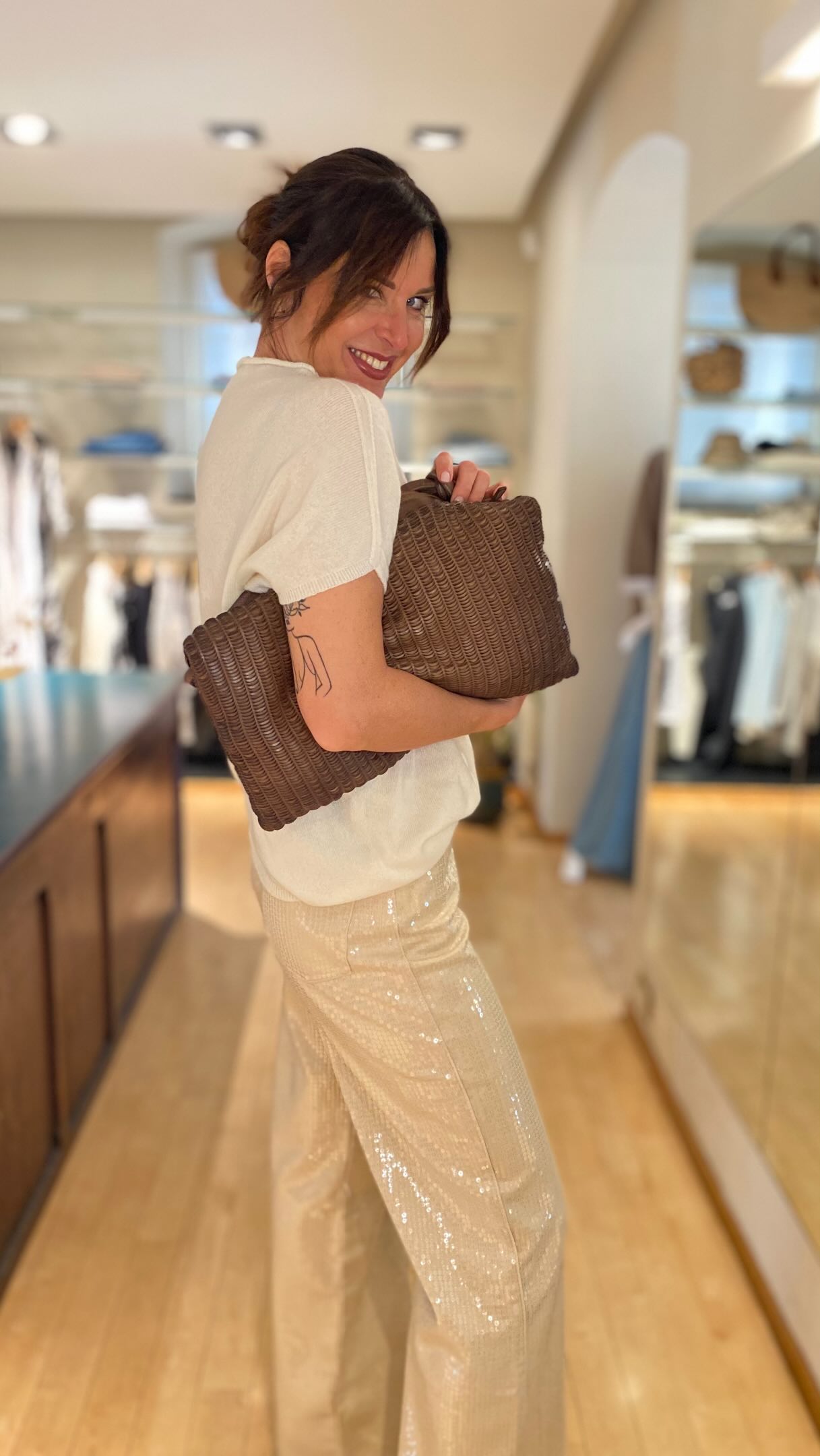 Outfit molto chic e unico!
Piace anche a voi?? 🤍🤎
Jeans @7forallmankind €450
Maglia €180
Borsa @reptile_s_house €365