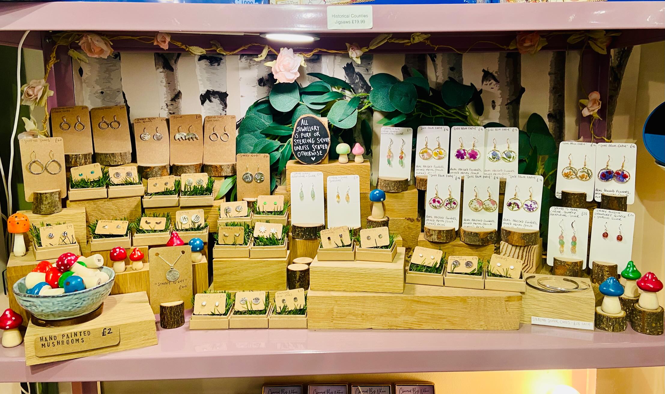 🌸 Anybody heading to Grassington today? Make sure you pay a visit to Hutch (amaaazing gift shop) as our shelf has just had a lovely stock up! Lots of the real pressed flower earrings, and also the pastel gemstone earrings (for those who have been asking!) along with our other beautiful hand crafted Silver jewellery 🌱
.
.
@_the__hutch_
@discovergrassington
@grassington
@magicinthegrass