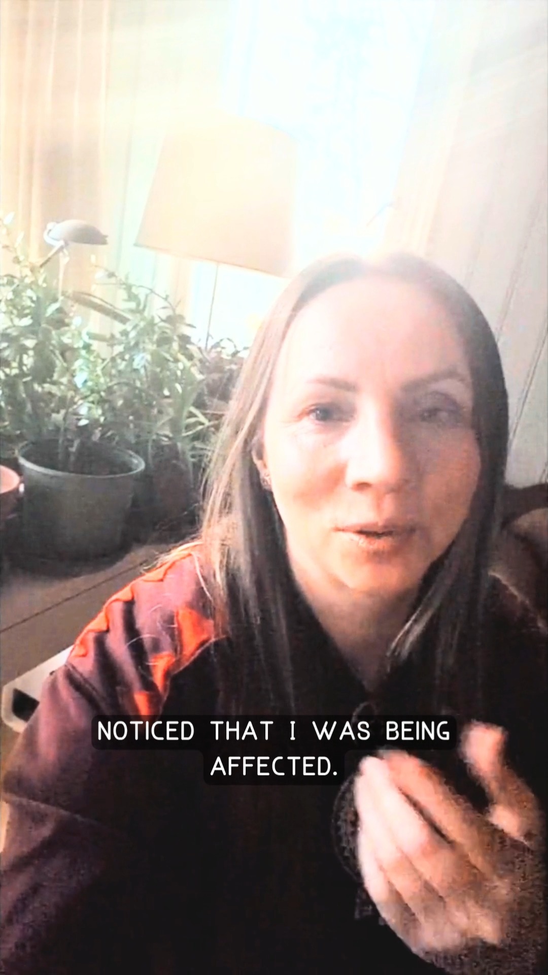 This is when I realized I had to change my way of thinking in order to not loose the connection I had with the Sámi values as a child. After about 6 years studying in big cities away from Sápmi I felt like I was loosing myself. I was loosing my language, but also something more profound: the indigenous Sámi values. I was 21 yers old searching for belonging. 🌞
How would you respond if your phone didnt work when you where on one of your naturewalks?
1. Get annoyed and not be able to enjoy the walk until the phone was fixed.
2. Grateful for not having to worry about taking pictures and enjoy the trip.
3. Enjoy the trip, worry about the phone later.
Go ledjen olggobealde Sámis sullii 6 jagi studeren, de dovden ahte lean massimin sihke giela ja Sámevouđa oppalaččat. Dalle ledjen 21 jagi, ja ohcalin gullevašvuođa. 💙💛💚❤
#Sápmi #decolonization #reindigenity