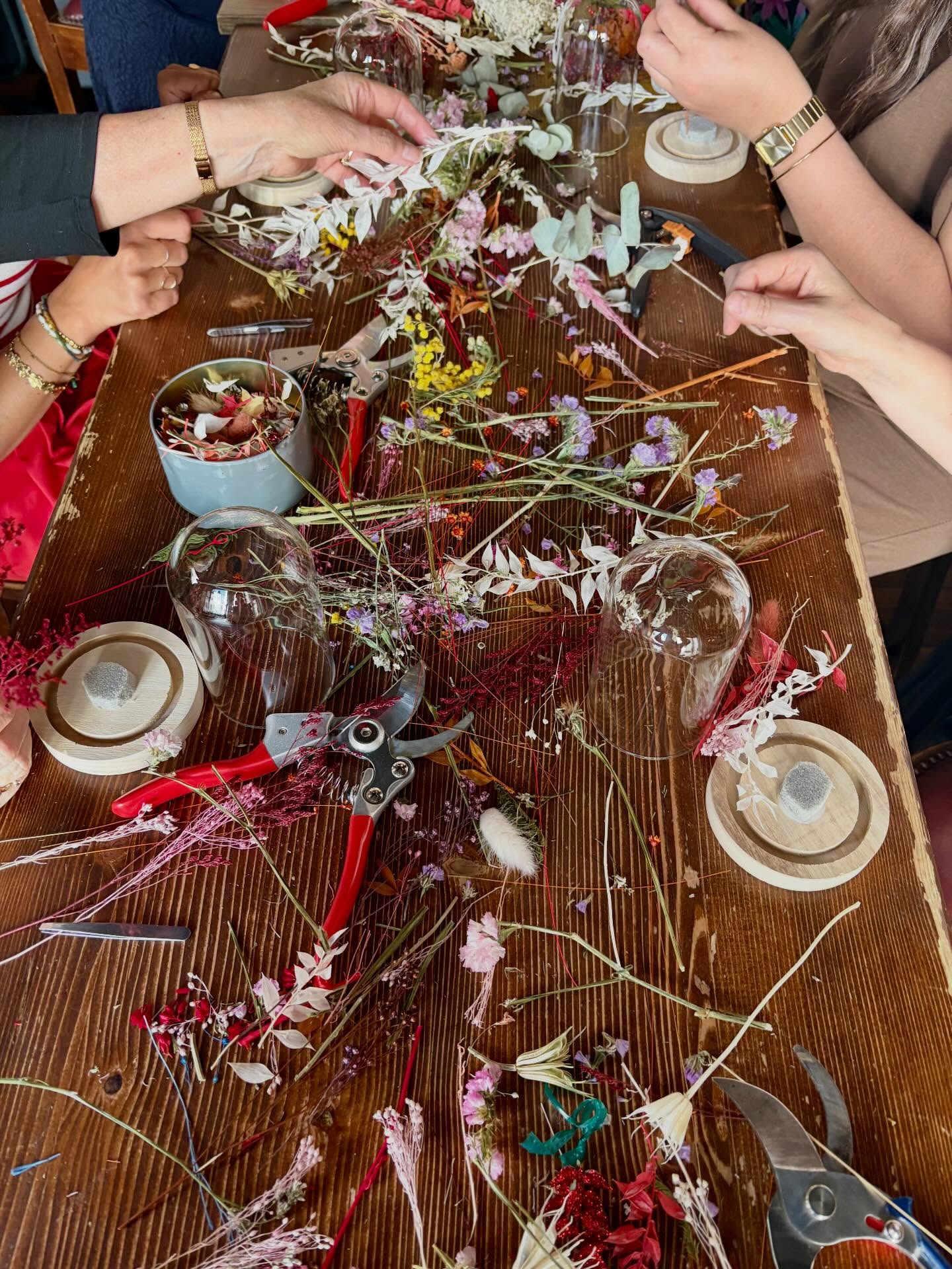 ATELIER 🌸🌸🌸•
Mon atelier « Réalisez votre cloche de fleurs séchées » avec @wecandoo est l’un de leurs best-sellers !
Je suis plutôt fière et très reconnaissante de votre engouement pour mon atelier.
Merci infiniment à @noschcantinecomptoir pour le lieu, et à vous pour vos retours qui me vont droit au cœur ! 🩷
Avec mon code CECH99, bénéficiez de -10 % sur mon atelier ainsi que sur tous ceux de la plateforme !
L’occasion de créer quelque chose d’unique.
Nous sommes tous créatifs, il suffit simplement de prendre le temps de l’être 👐🏻
#fleuristelyon #wecandoo #atelier #atelierdiy #fleurssechees