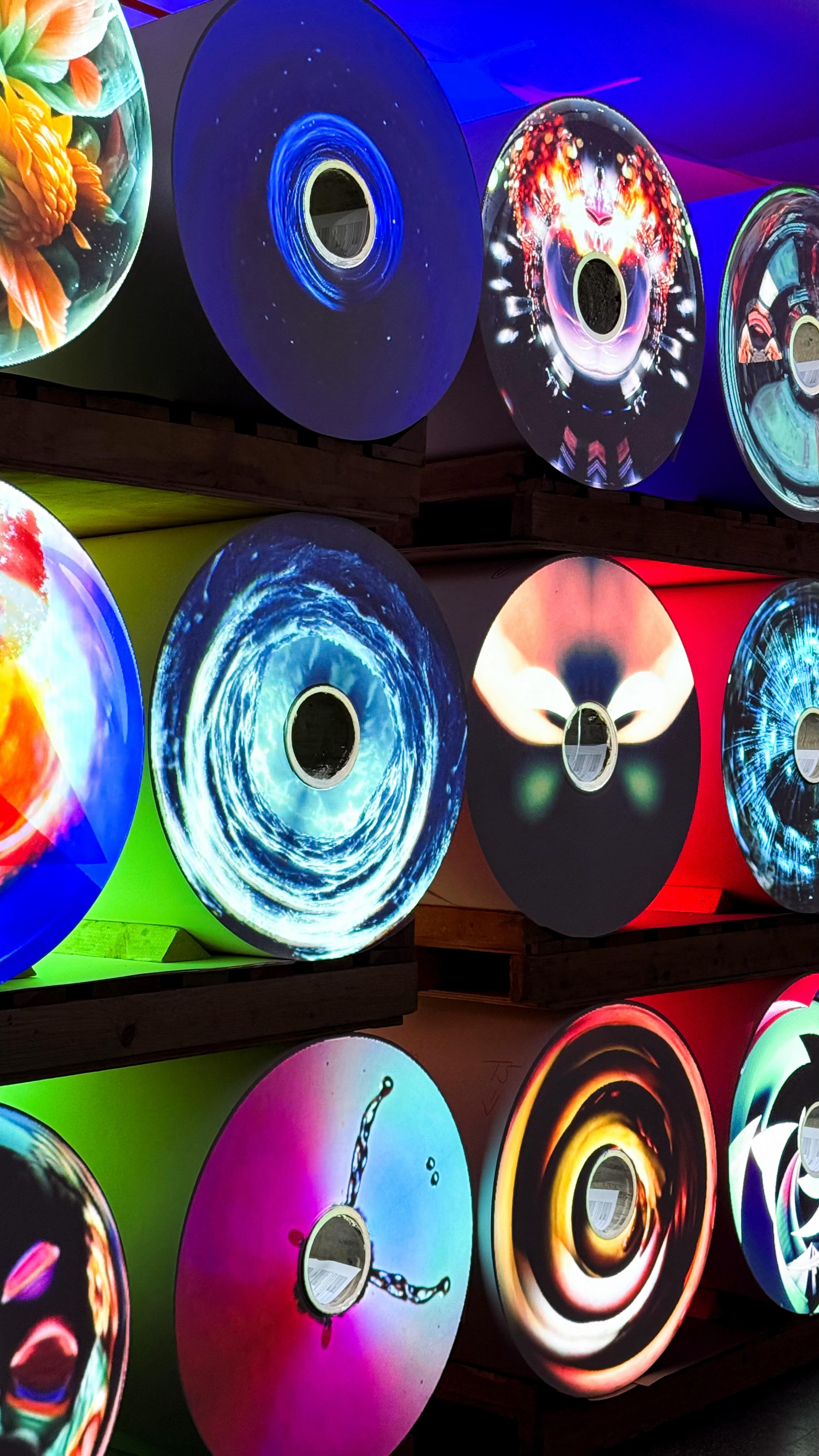 There were lots of wonderful things to discover at the Unfolded Festival 2026!๐
@keratill created illustrations on Gmund paper.
At the @urnfold stand you could make flower brooches.
@leica_camera took great portraits of the visitors.
@bettymue_artist presented an incredible light installation.
At the @papiermuehle_homburgammain stand, you could make your own paper.
@priklerprintatelier created amazing prints.
At the @lumen.und.letter video bar, you could capture fun moments.
@marstaller_werkstaetten have created some great labels for you.
What was for your favorite? โจ
#gmundpaper #unfoldedfestival #designfestival #paperlovers