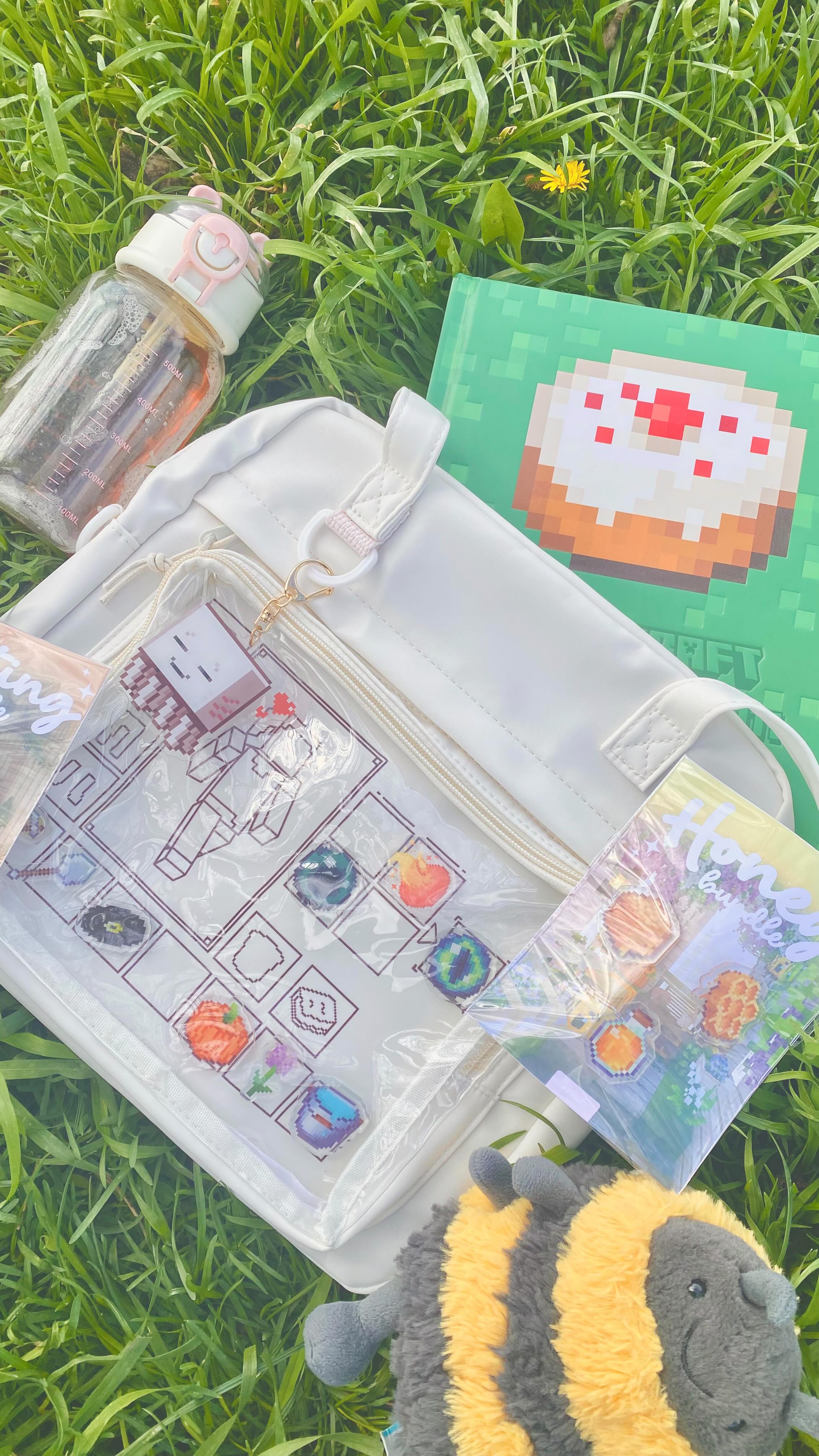 Imagine your bag is like a Minecraft inventory and you can fill it exactly the way you want. ✨⛏️With different items pins 🥚🥧, or a keychain of your favorite pet. 🦴
The perfect bag for outdoor walks or a picnic with friends 🌸🩷
#minecraft #games #fypシ #minecrafters #minecrafts