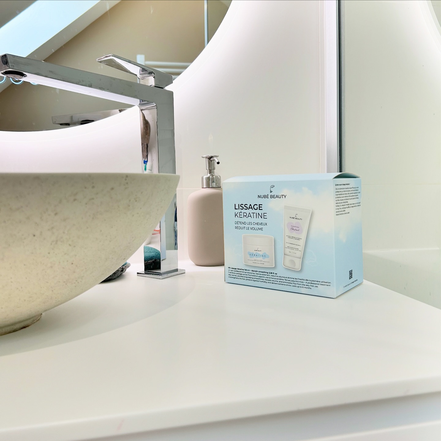 Kératine mood 💙
Le soin parfait avant les vacances et la chaleur de l’été ☀️
Résultat ? Des cheveux lisses en un coup de sèche cheveux, qui ne gonflent pas avec l’humidité et qui restent brillants et doux, même après la piscine 💦
Rendez-vous sur www.nube-beauty.com ✨
#cheveuxlisses #haircare #cheveux #lissage #keratine