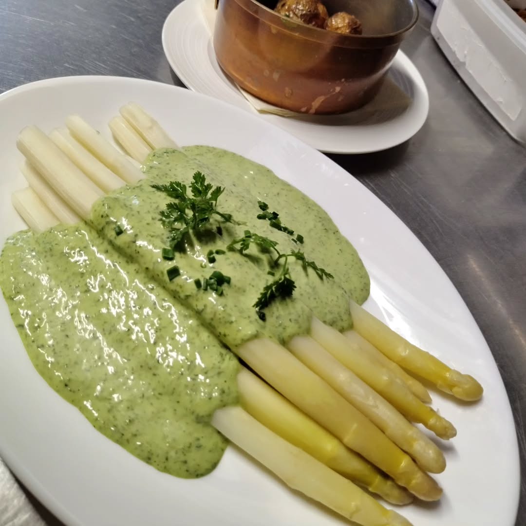 #spargelzeit die Saison hat begonnen! 🍽️
Bei uns gibt's feinen weißen Spargel mit einer leichten Givry-Sauce (Eine Kräutersauce nach einem leich geänderten Rezept von Auguste Escoffier) und gerösteten Grenaille-Kartoffeln. Dazu empfehle ich einen frischen Sancerre von der Loire. 🥂
Wir freuen uns auf Euch!
/Mara
#veganrestaurant #rostockrestaurant #bistrotparisien #restaurant