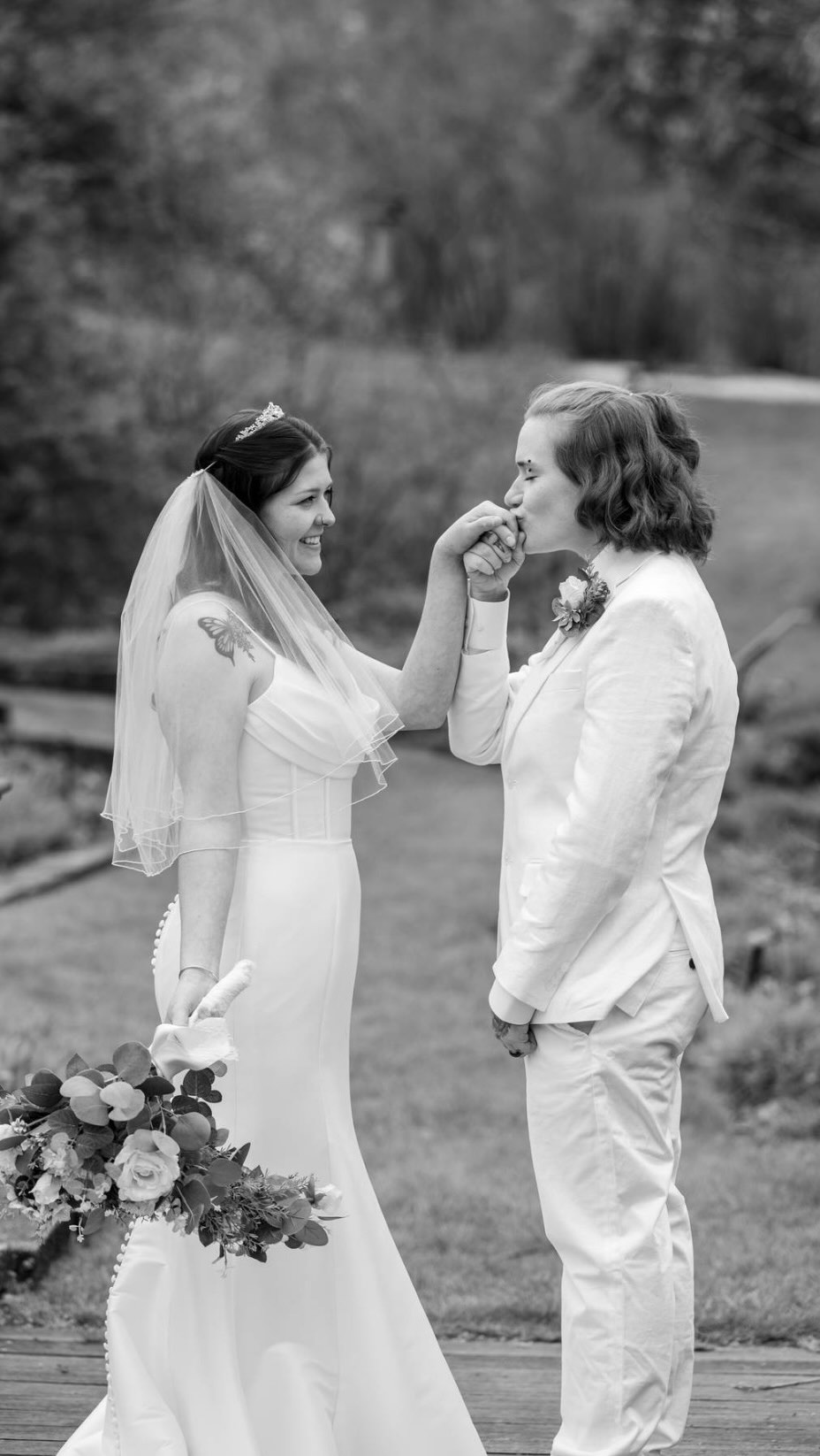 An intimate microwedding surrounded by gardens and their closest people 🤍🌿
Hunter & Leanna chose something simple, intentional, and entirely them at the @holden_arb
With just their favorite people by their side, the day felt calm, natural, and deeply personal.
Everything came together seamlessly, like it was always meant to be there. From garden walks to celebrating under the trees, it was a quiet reminder that meaningful doesn’t have to mean complicated.
#ohioelopement #ohioweddingplanner #gardenweddingvenue #gardenwedding #gardenelopement