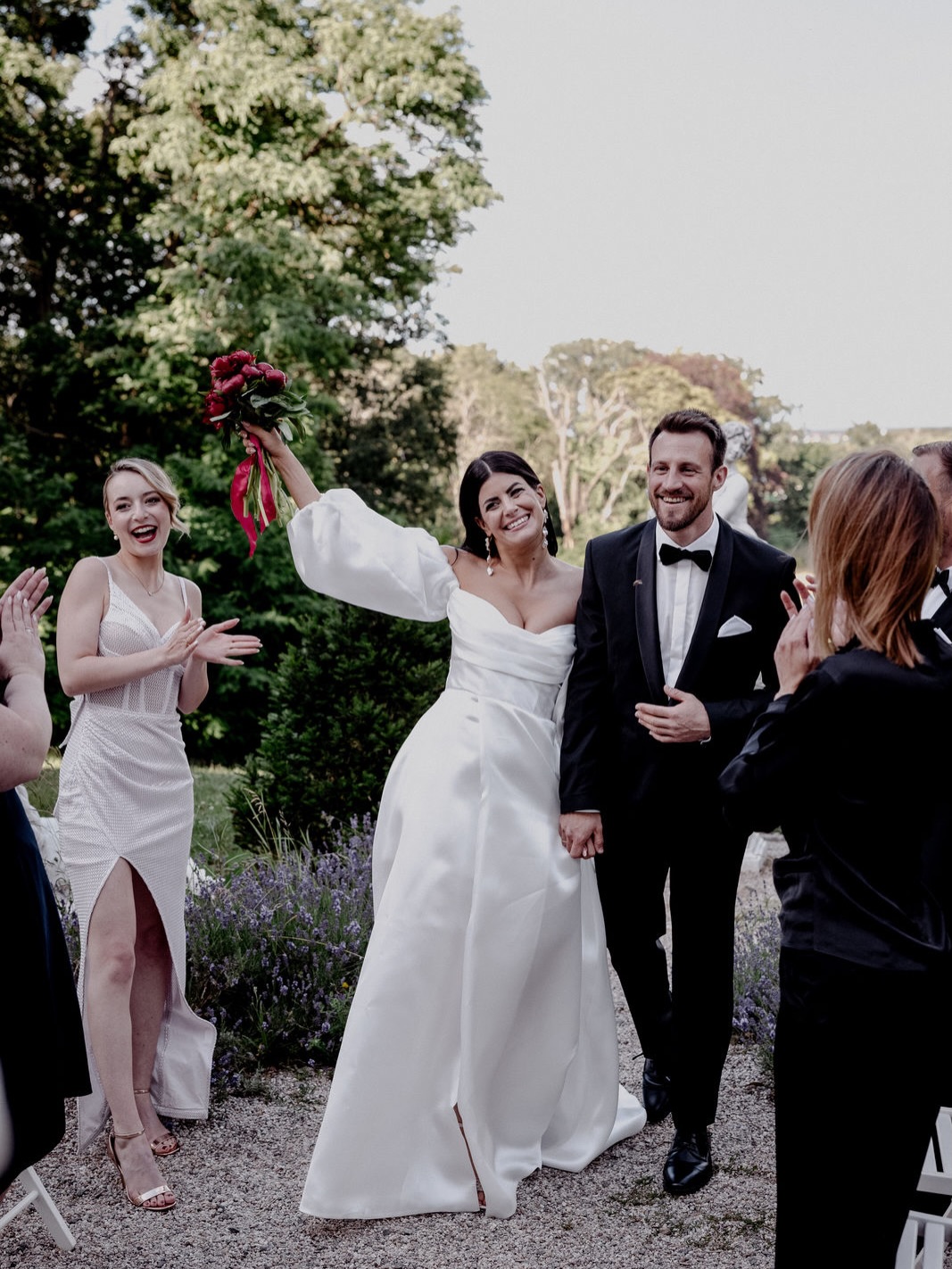Pure Freude, die man nicht zurückhalten kann.
Ein Schritt, ein Blick, ein Lächeln und plötzlich wird aus einem Moment eine Erinnerung für immer. 🤍✨
Content Day hosted by
@cooper_concepts_wedding
Konzept & Organisation: @cooper_concepts_wedding
Fotografin: @freyas.fineweddings
Venue: @schloss_hohenpriessnitz @dc_catering_official
Dekoration & Floristik: @do.it.deco
Wedding Day Manager: @brillante.momente
MUAH: @miabellissima_by_ulrike_feig
Brautkleid: @inweiss.brautatelier
Accessoires: @belfioreaccessories
Ringe: @einzigartigerschmuck
Herrenaustatter: @descale_mtm
Braut & Bräutigam: @lena_und_andre
#bride #weddingdress #elegantwedding #bridalinspirations #weddingmoments