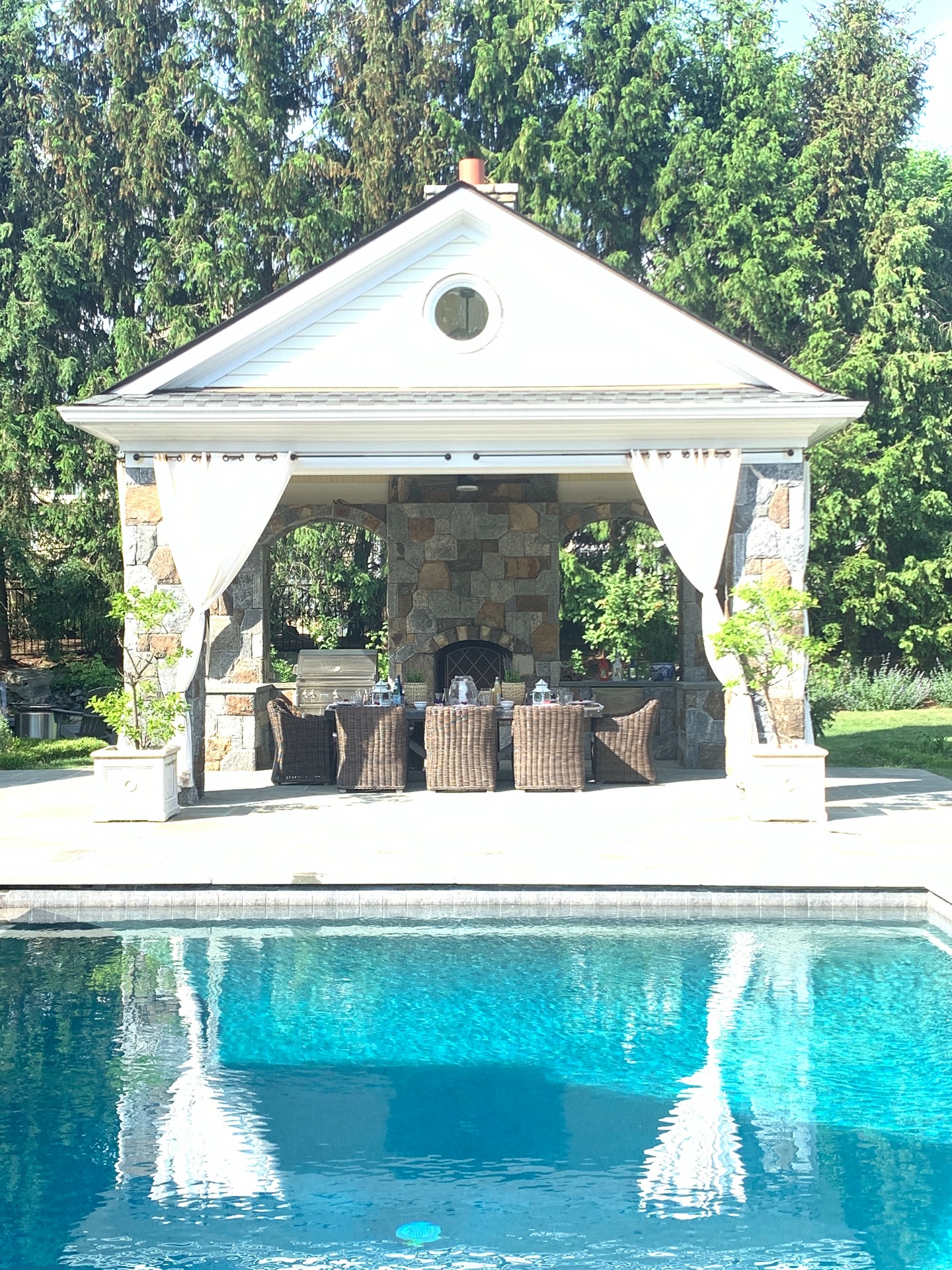 ‘Tis the season for al fresco dining. Swipe to see some of my favorite outdoor settings! #alfrescotable #outdoortablescape #thealluringhome