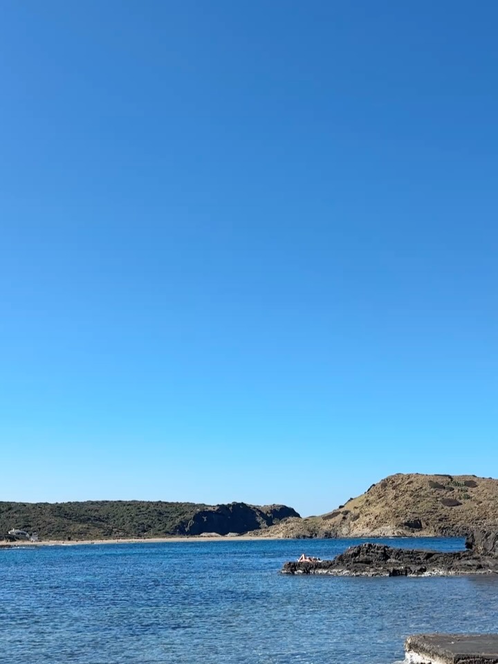 April in Menorca - wildflowers everywhere, chilly dips, walks to quiet beaches, and passeggiata-ing ourselves around town after big suppers β£οΈ
@candela_menorca and @annapeperestaurant were standouts restaurant-wise and @hotelcanalberti was once again the perfect base π