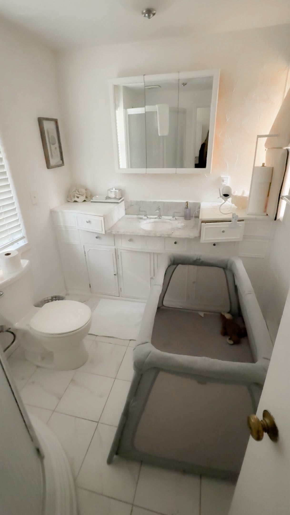 Hey MTV welcome to my crib! Traveling with a baby means turning any space into a bedroom… even if that space is the bathroom 😂
#travelingwithatoddler #momtraveler #newmomlife❤️ #funnymoms #relatablemomlife